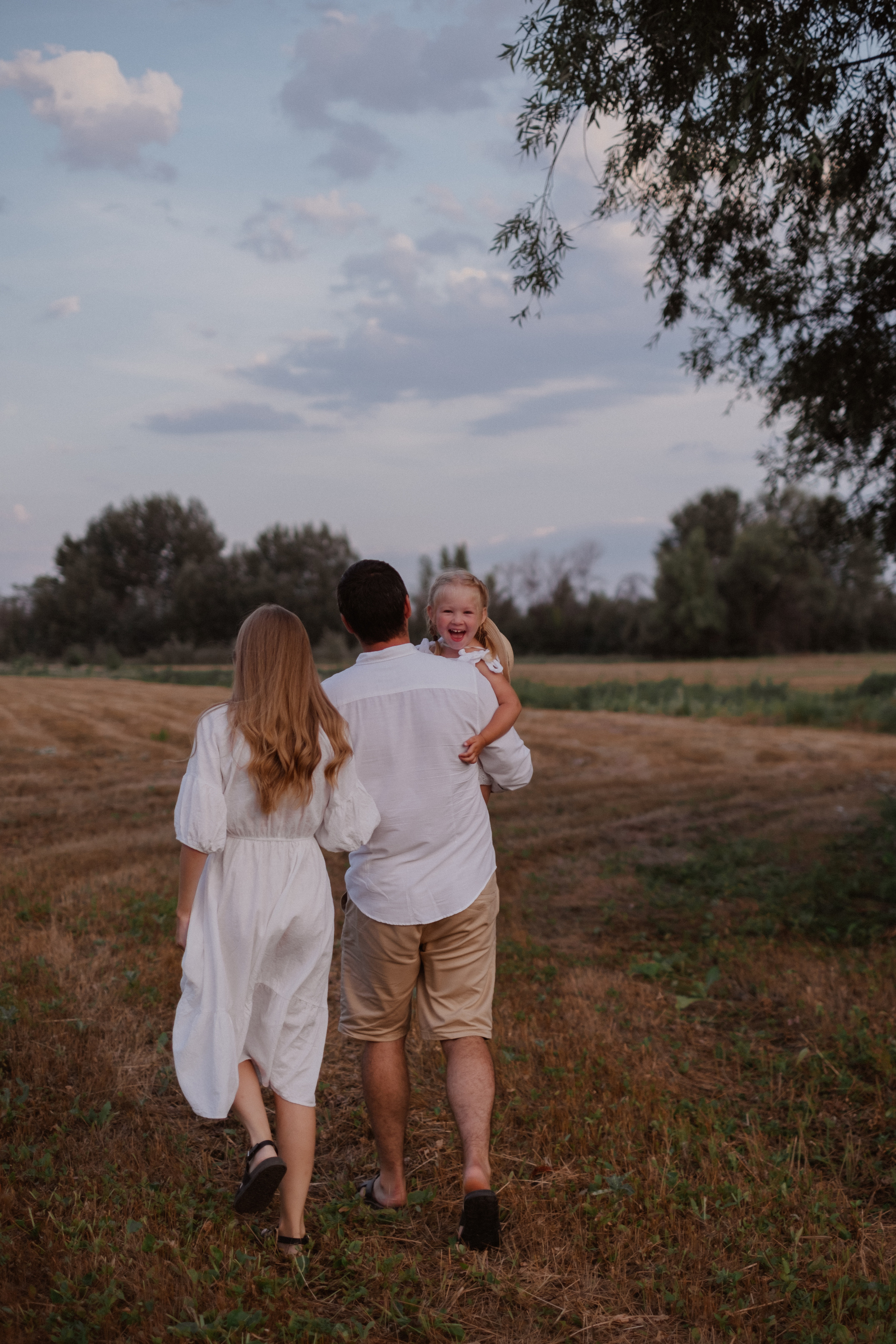 В поле Ксюша + Саша + Кира. Свадебный и семейный фотограф г. Волгоград Биленко Ангелина