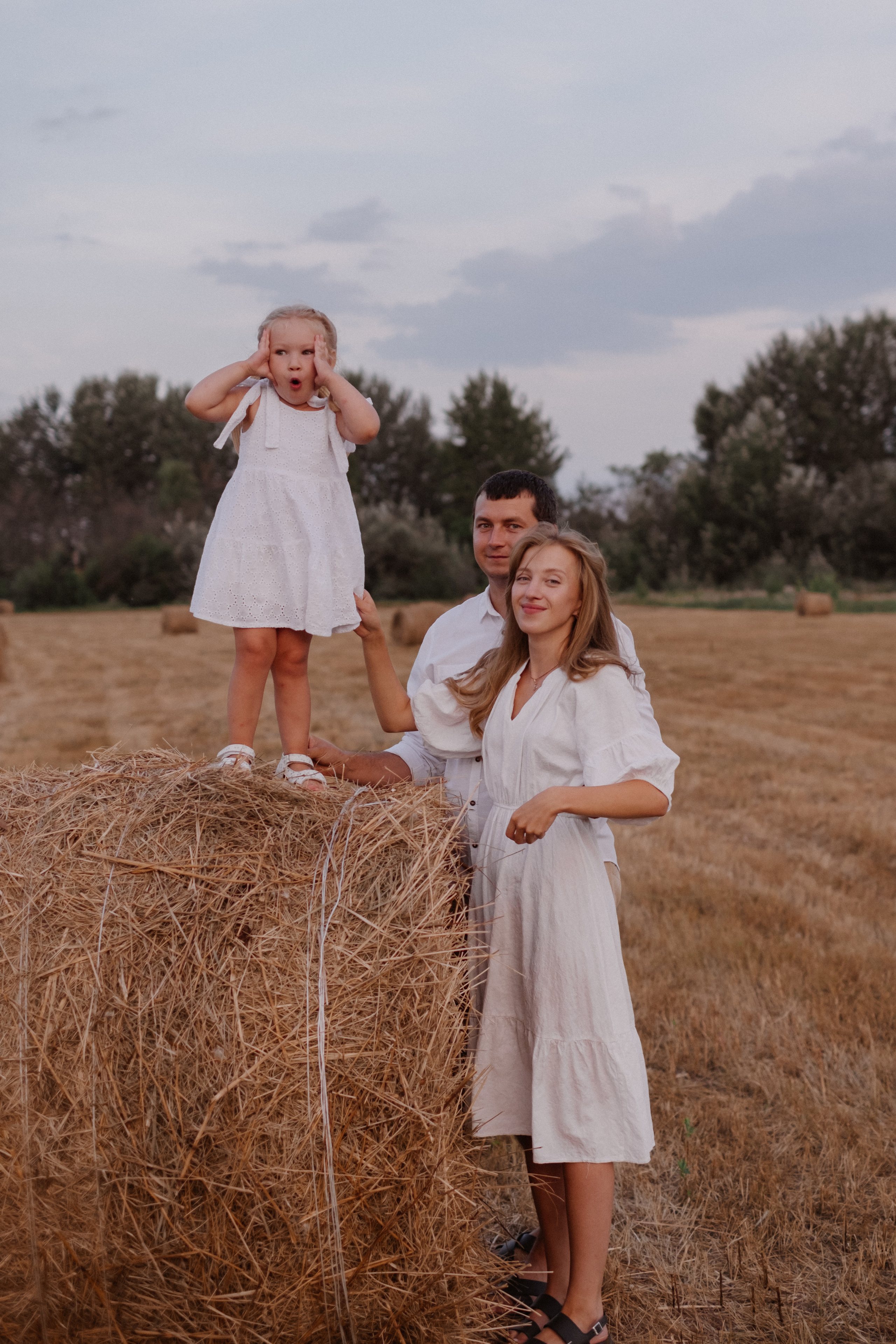 В поле Ксюша + Саша + Кира. Свадебный и семейный фотограф г. Волгоград Биленко Ангелина