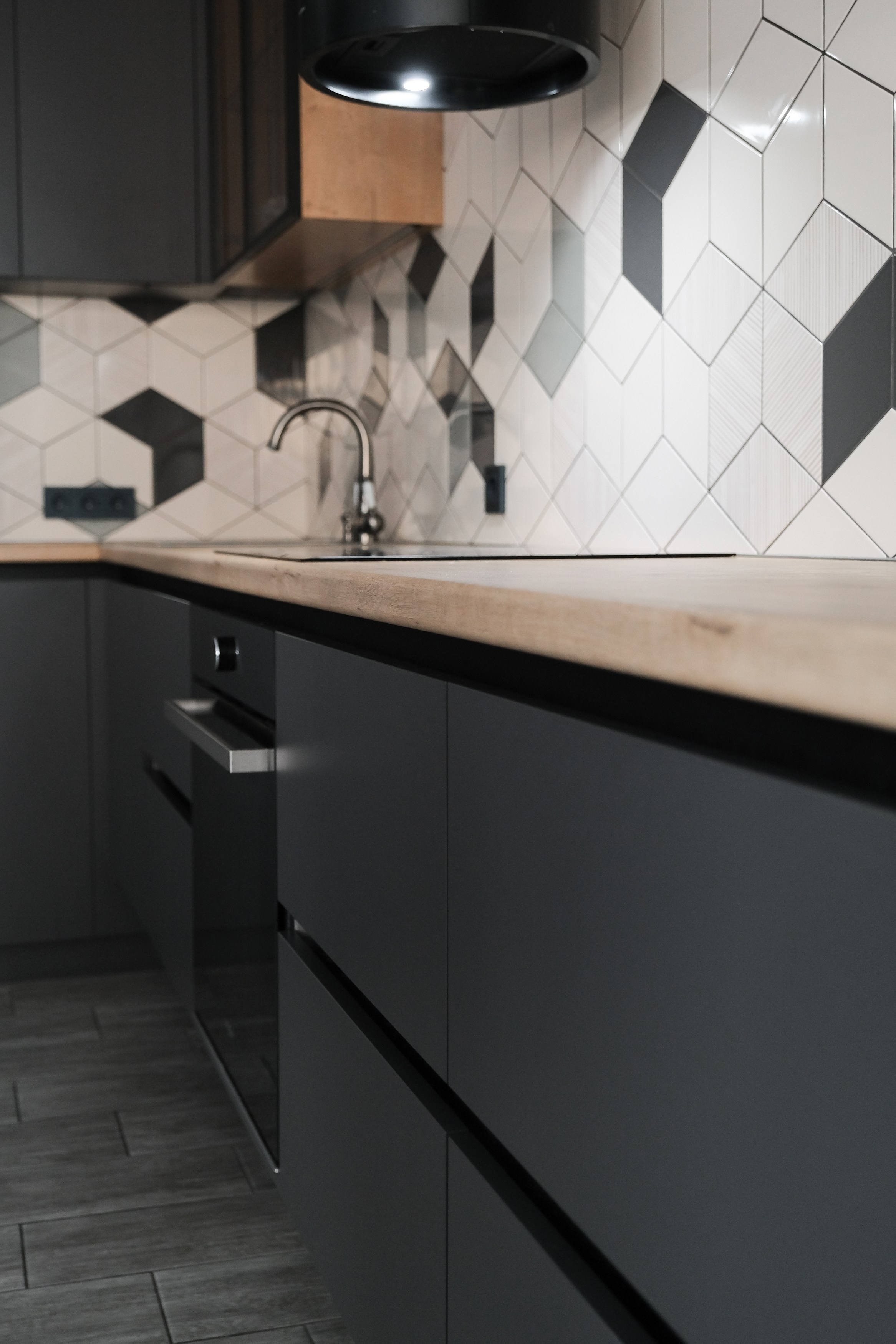 Кухня в Томске на заказ в Академгородке Таунхаус. Мебель на заказ. ГУДРУМ — Мебель на заказ в Томске | Кухни | Шкафы | Стулья и Столы