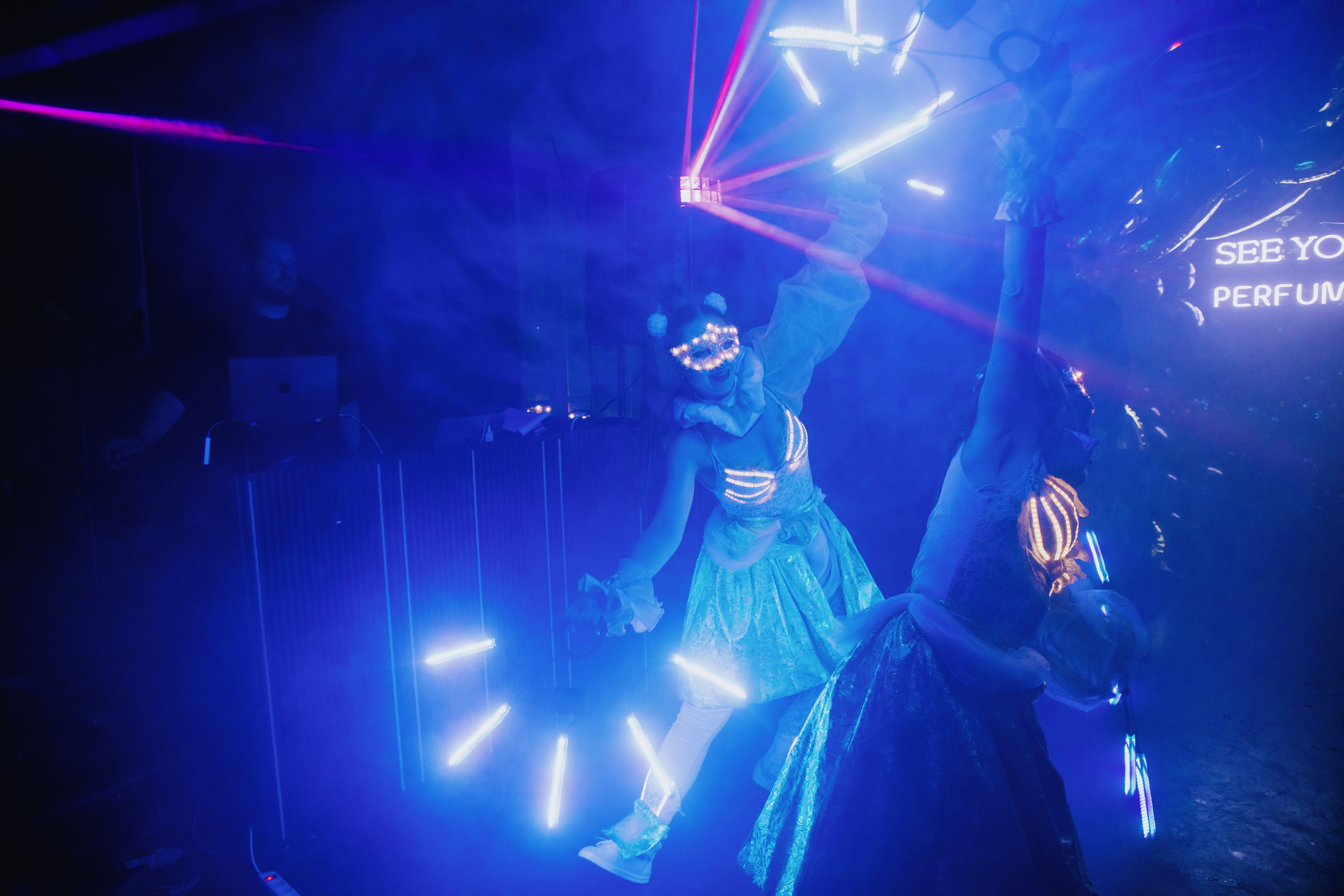 See `You Perfume. Фотограф в Москве и Санкт-Петербурге Дарина