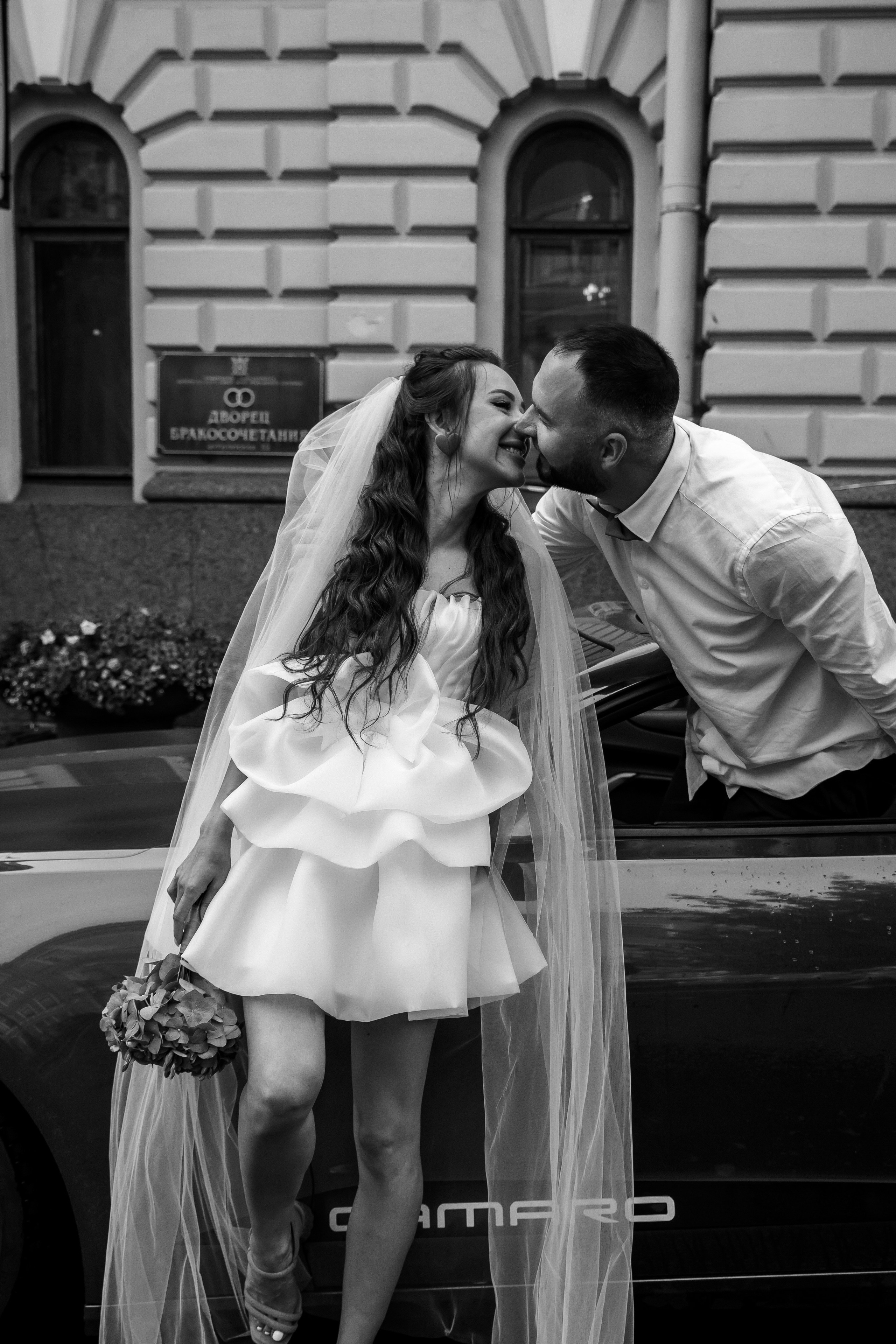 ДВОРЕЦ № 2 | Июль, кабриолет, академия Штиглица. Свадебный фотограф в Санкт-Петербурге Полина Корзухина