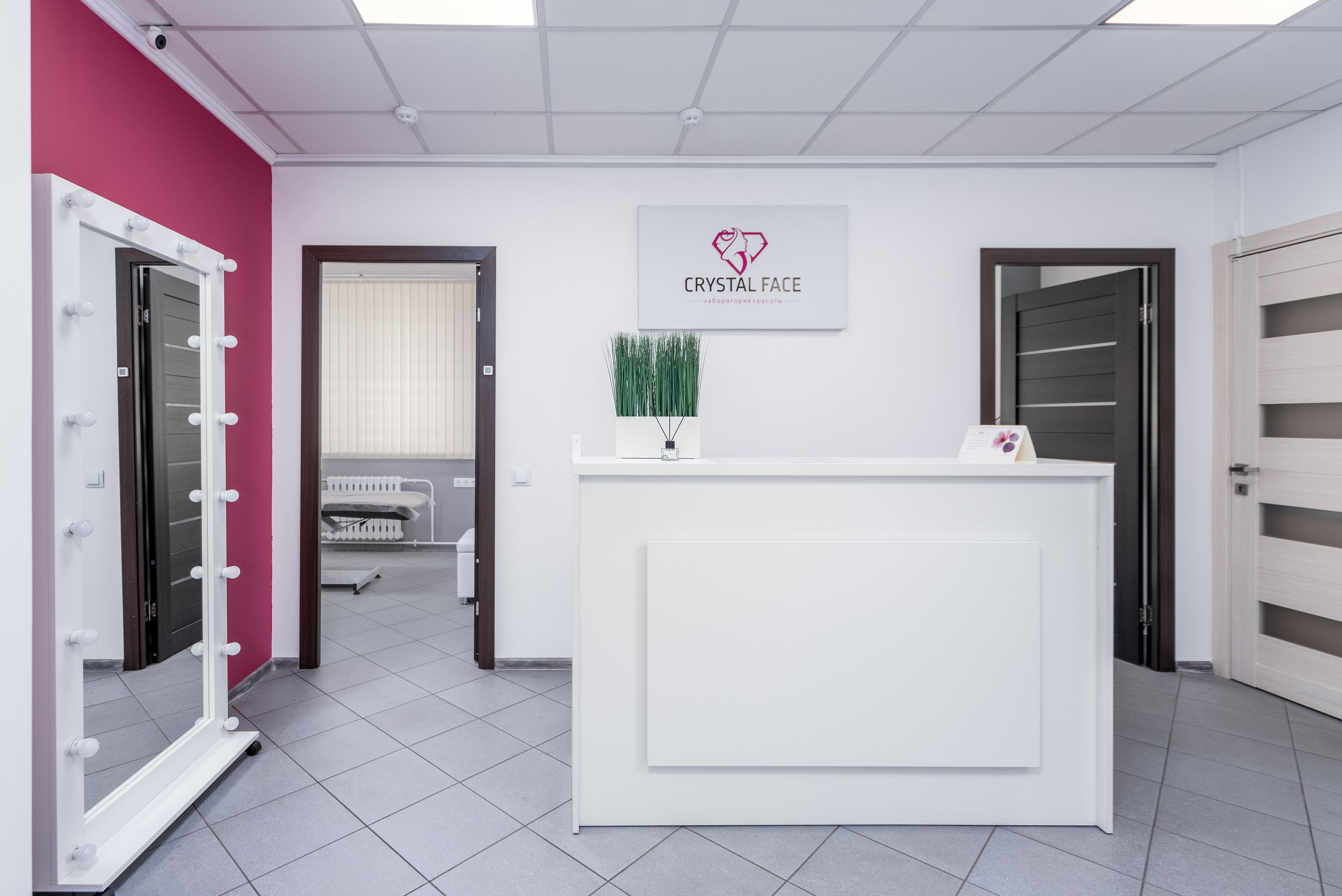 Фото интерьера лобби студии красоты со стойкой администратора