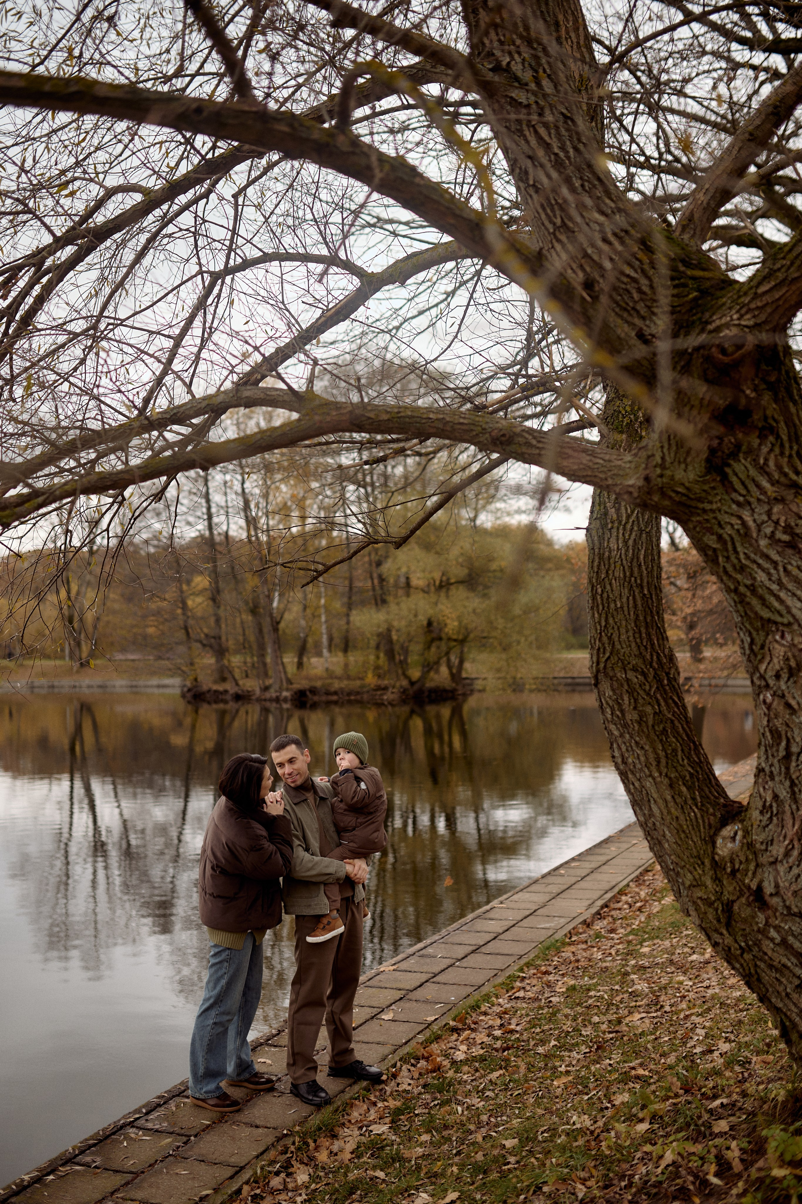 Вова, Юля и Максим в осеннем парке. Семейный и свадебный lifestyle-фотограф в Москве Мария Петрова