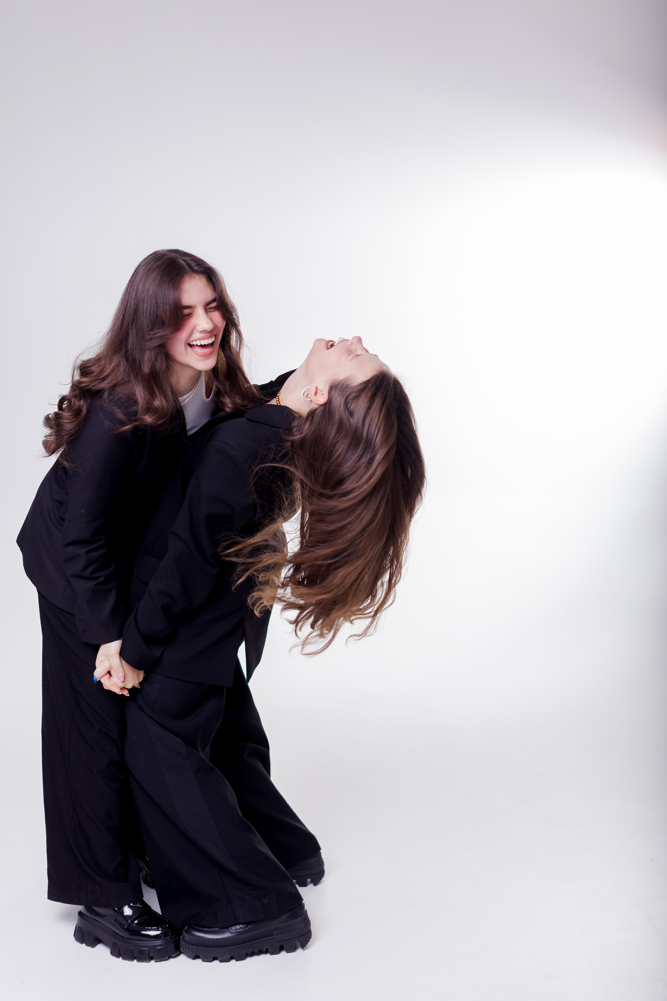 Девушки подружки смеются