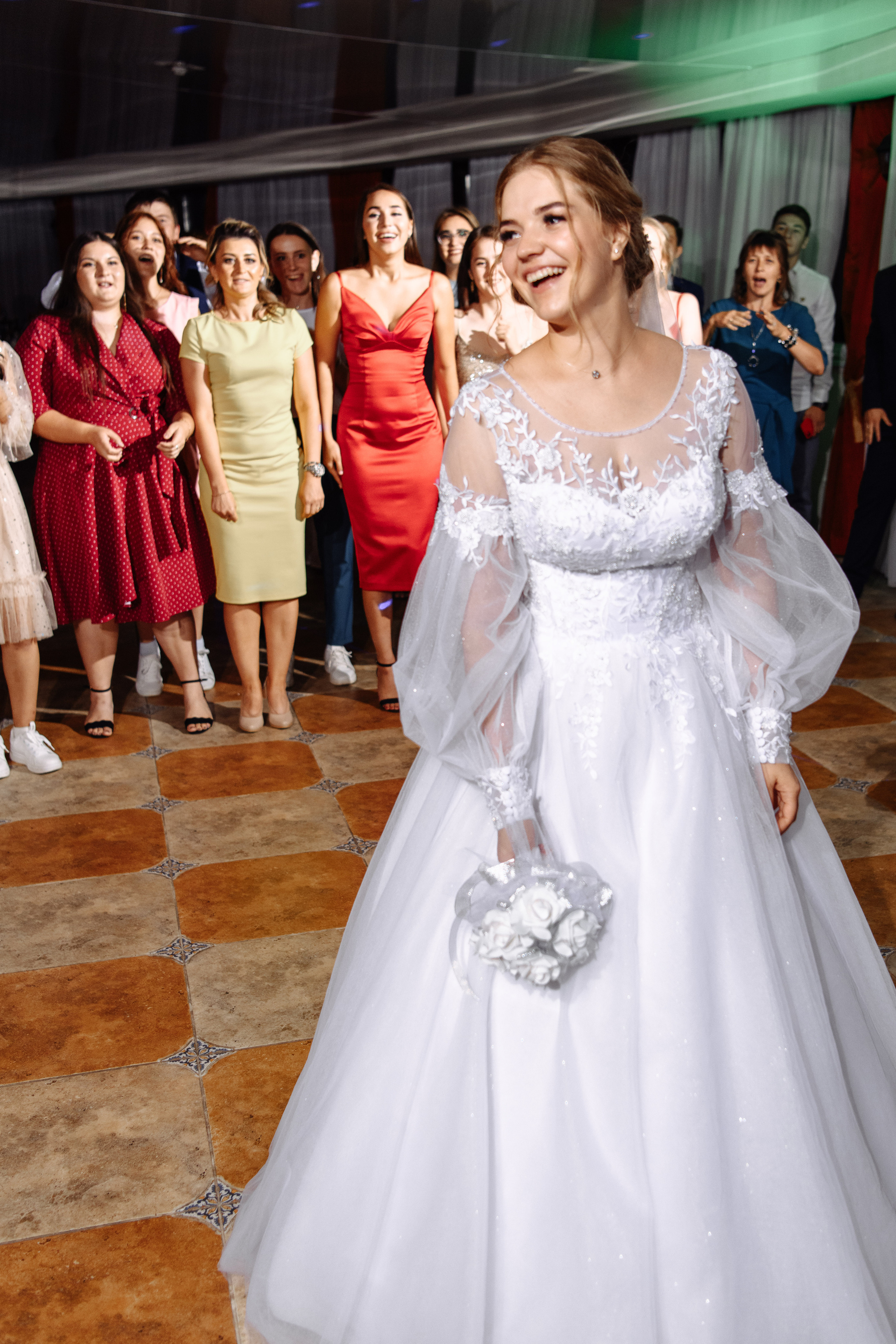 Свадебная прогулка в ЖК Аристократ на Ленина. Свадебный и семейный фотограф в Уфе | Винс Константин | Фотопроекты