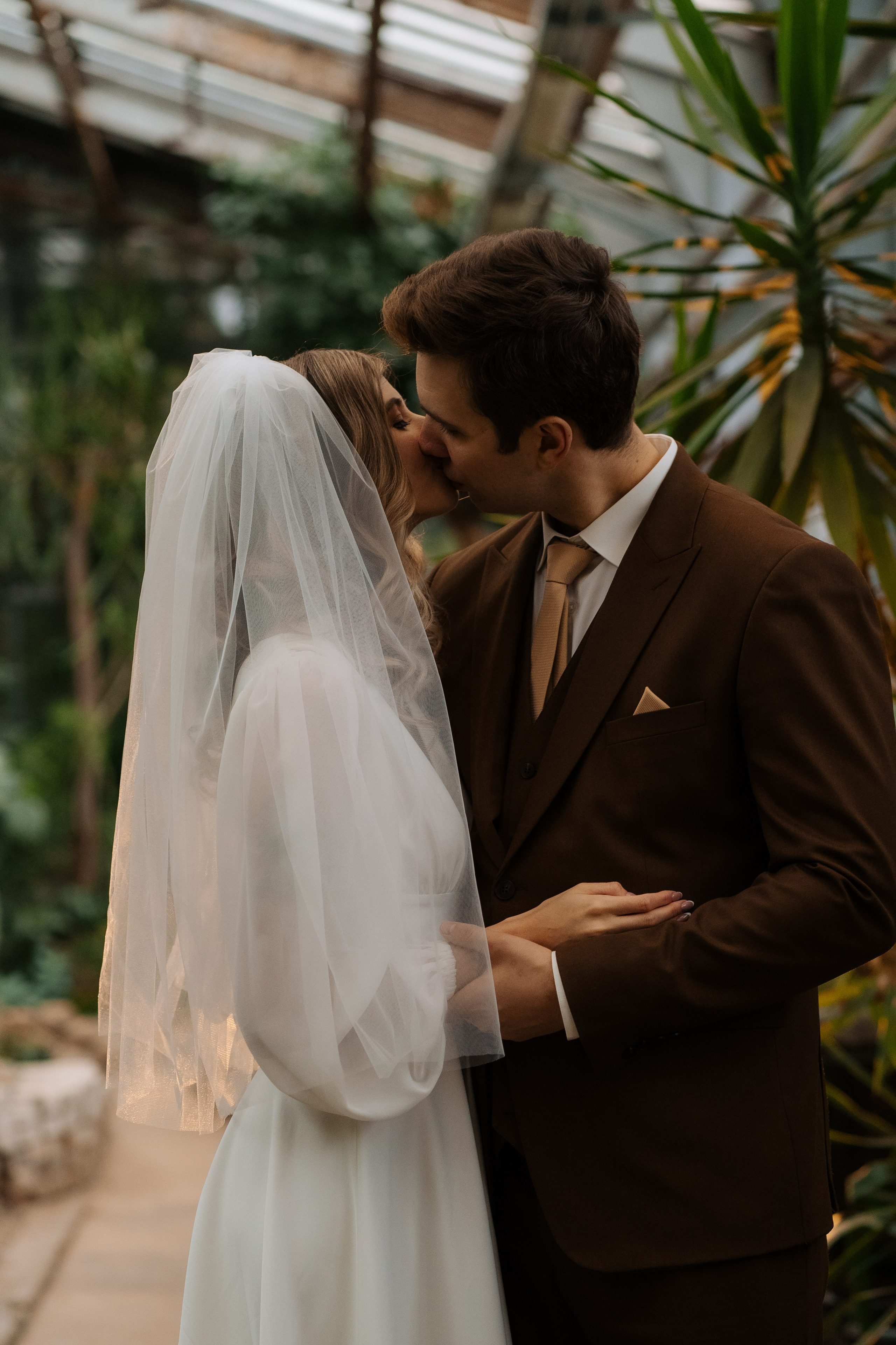 Свадебная фотосессия в оранжерее, Москва. Свадебный фотограф в Москве Анна Полушина