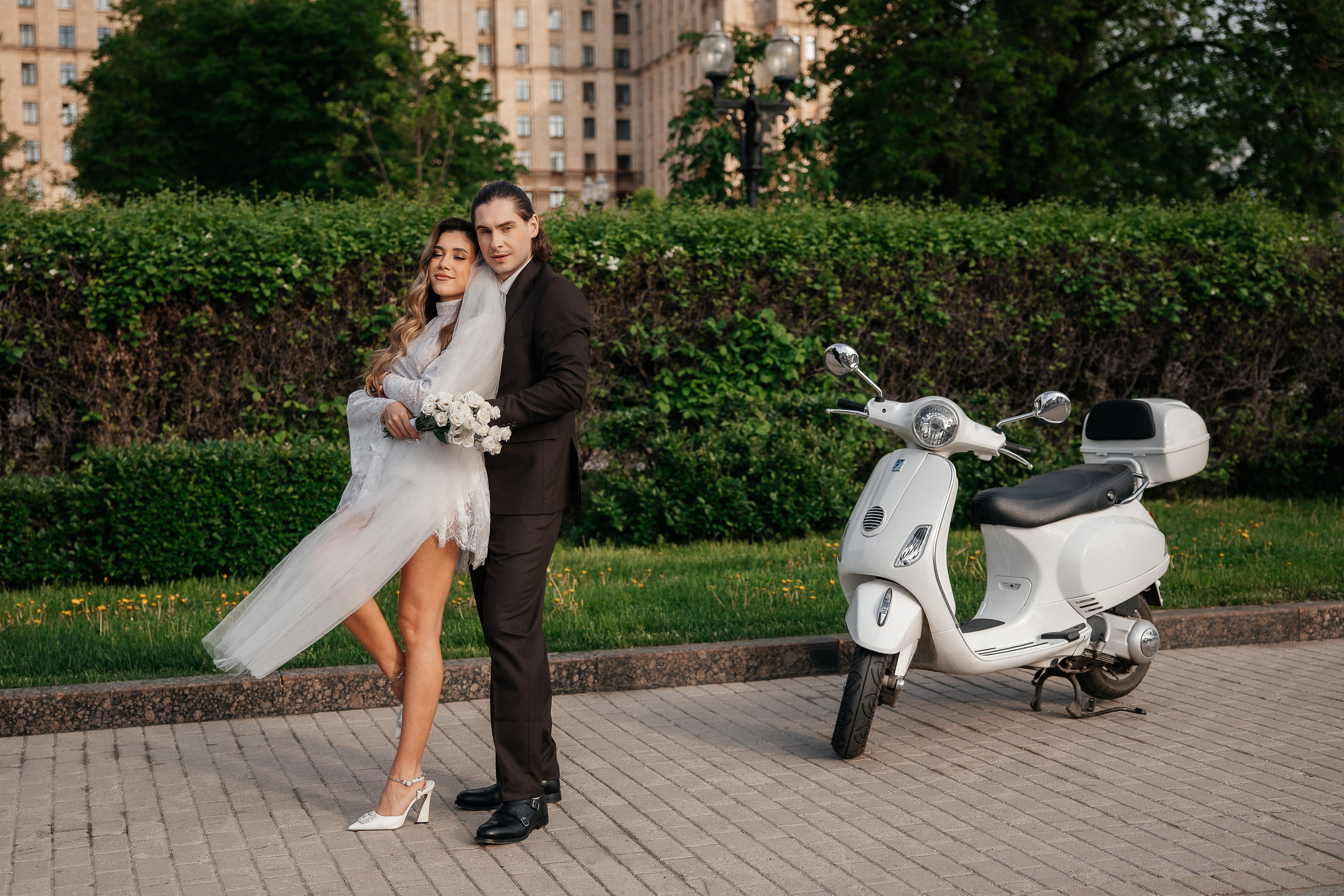 Свадебная прогулка у высотки на Кудринской площади. Свадебный и семейный фотограф в Москве Красинская Мария