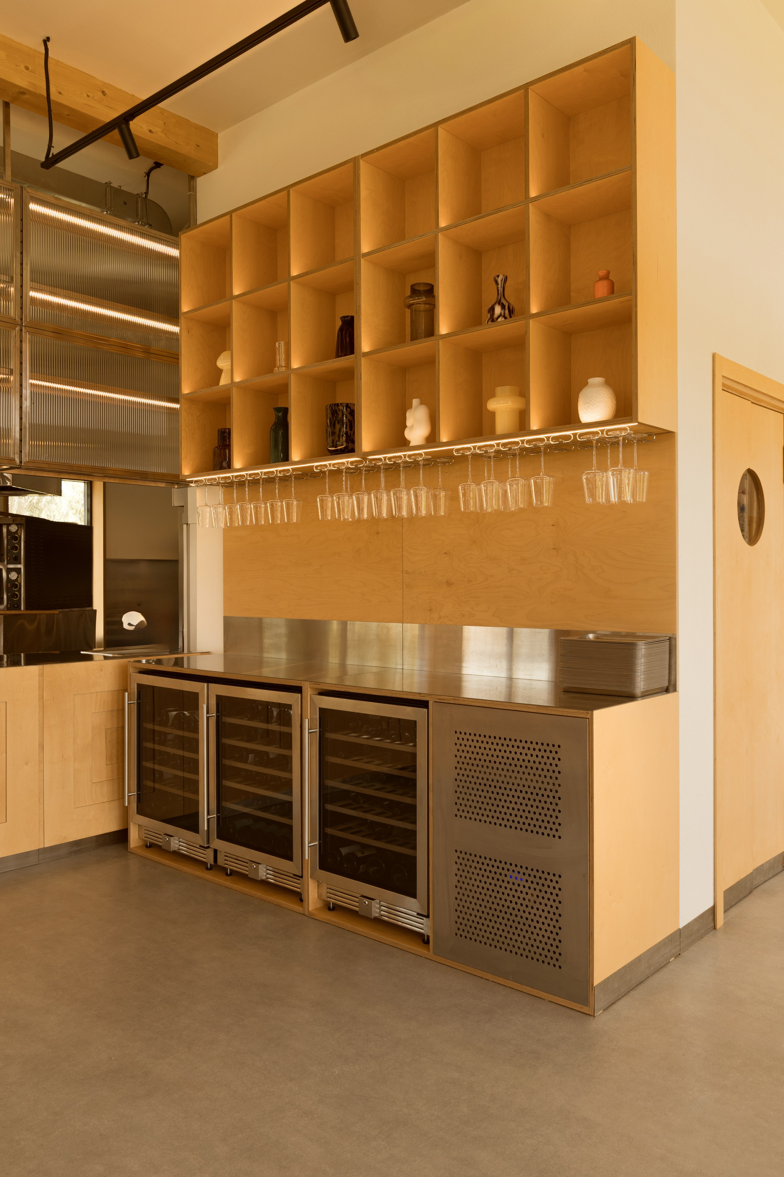 Модернистское кафе-пиццерия на природе: проект FruitDesign с акцентом на созерцание. Интерьерный фотограф в Нижнем Новгороде и Москве Владимир Гудков