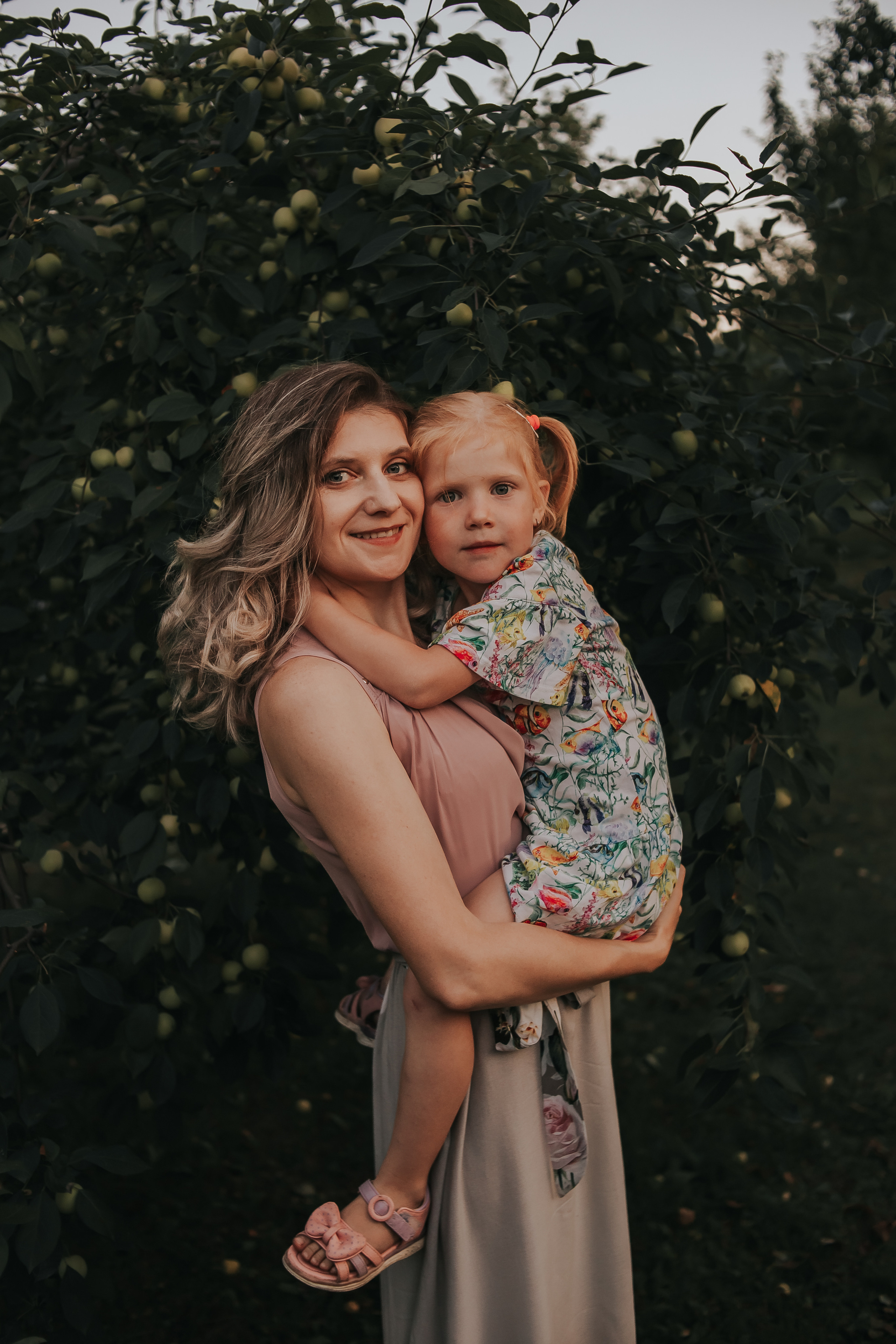 Маргарита и Мирослава. Пикник в саду. Фотограф Регина Крикунова г. Красноярск