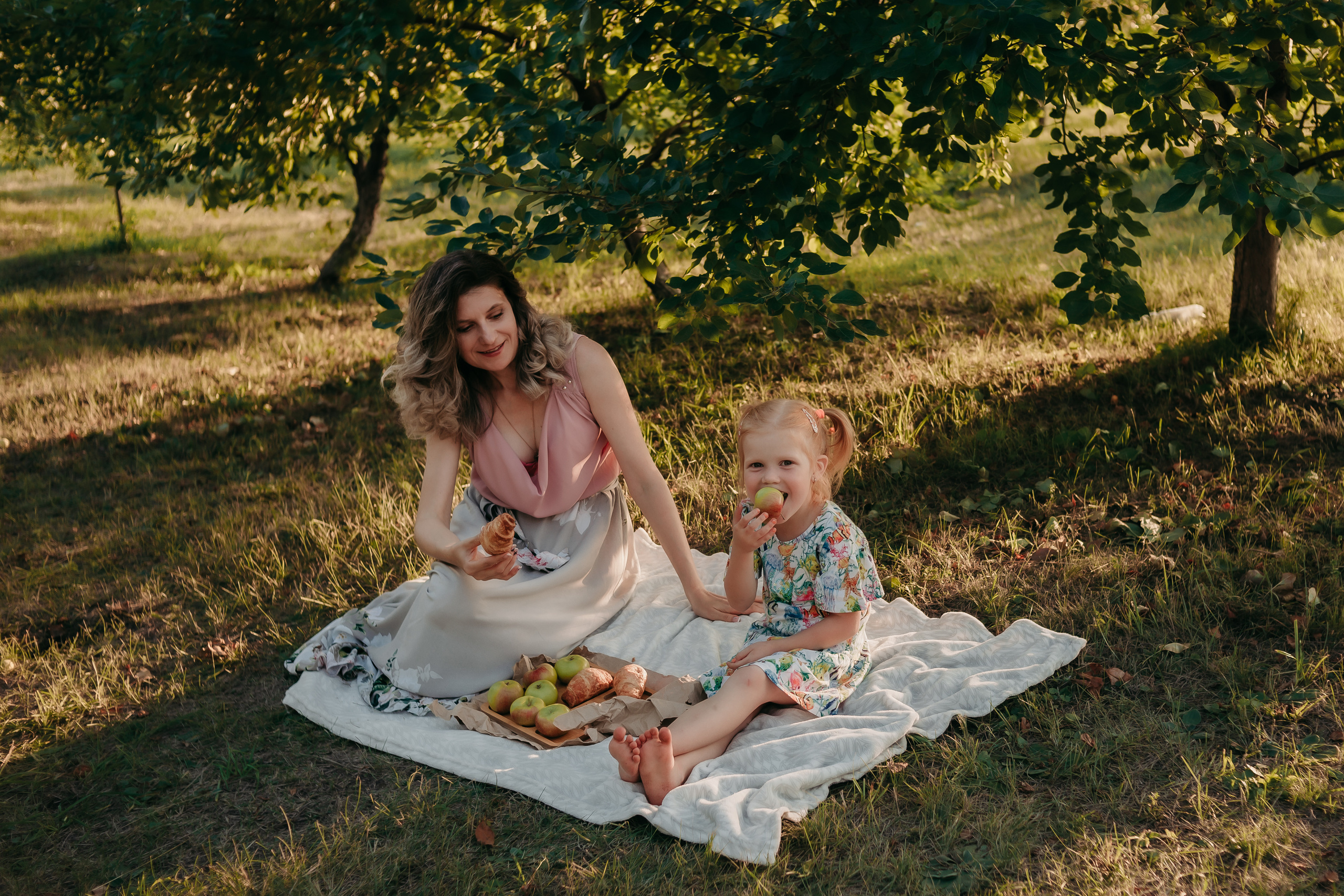 Маргарита и Мирослава. Пикник в саду. Фотограф Регина Крикунова г. Красноярск