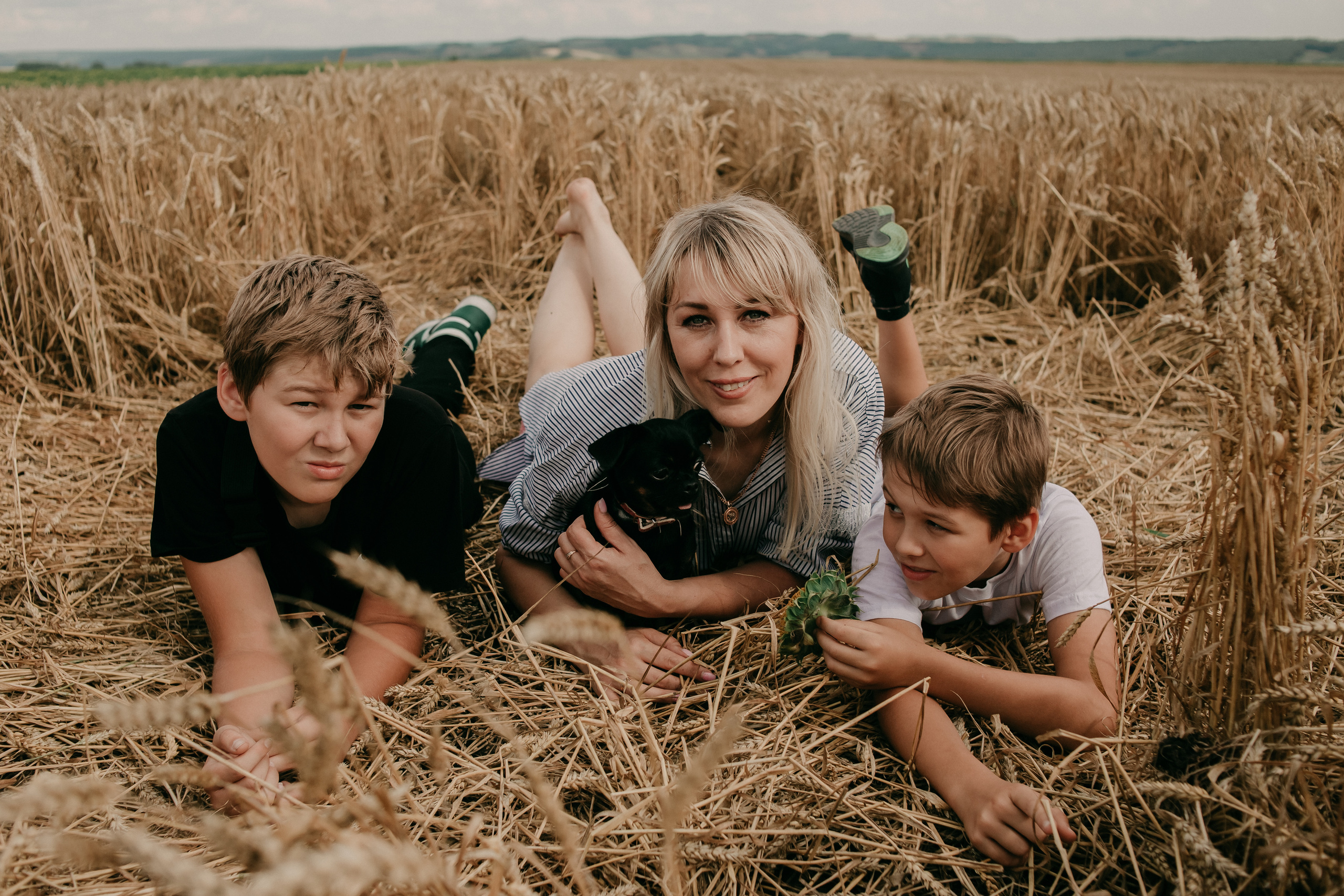 Прогулка в поле. Светлана, Матвей, Захар. Фотограф Регина Крикунова г. Красноярск
