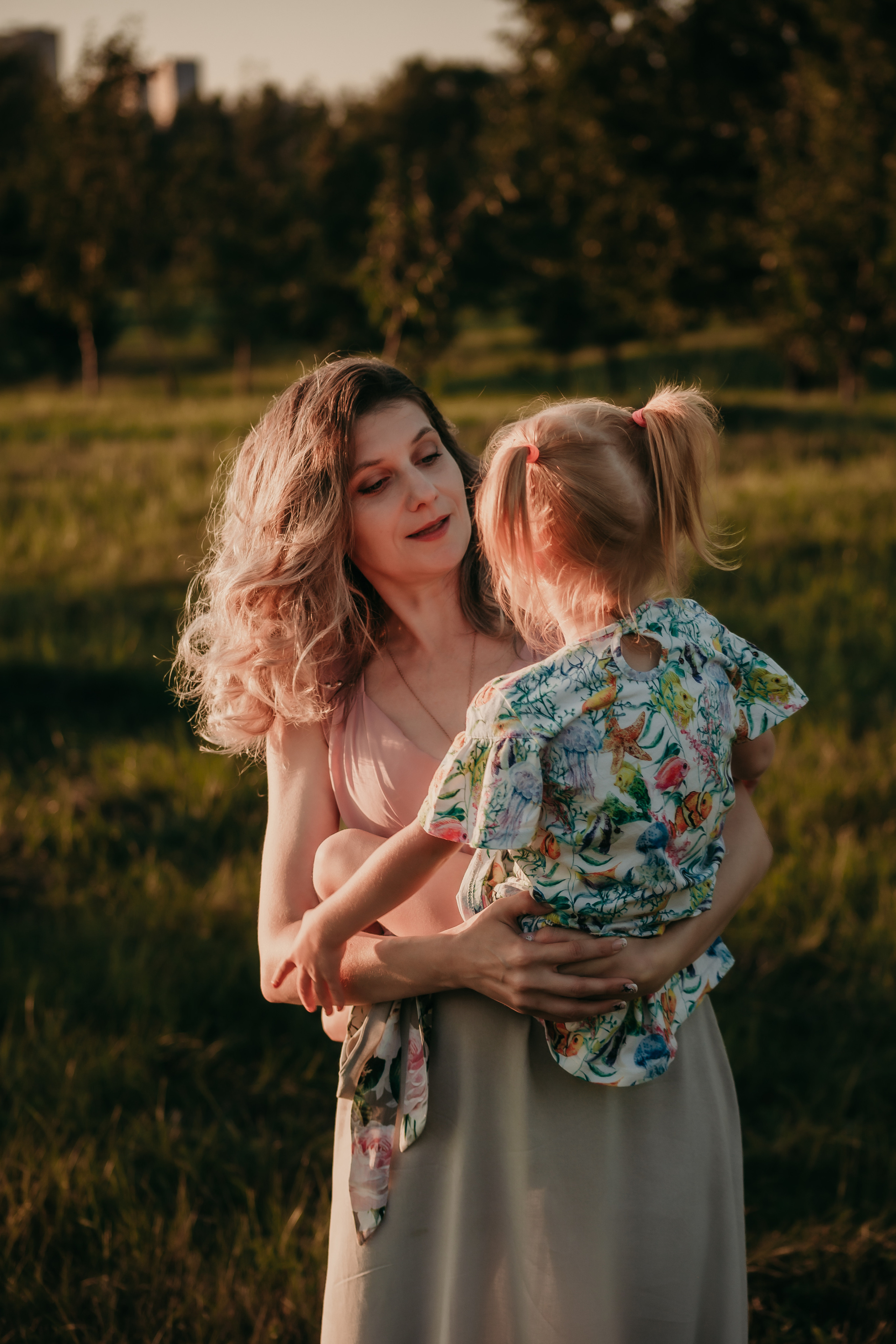 Маргарита и Мирослава. Пикник в саду. Фотограф Регина Крикунова г. Красноярск