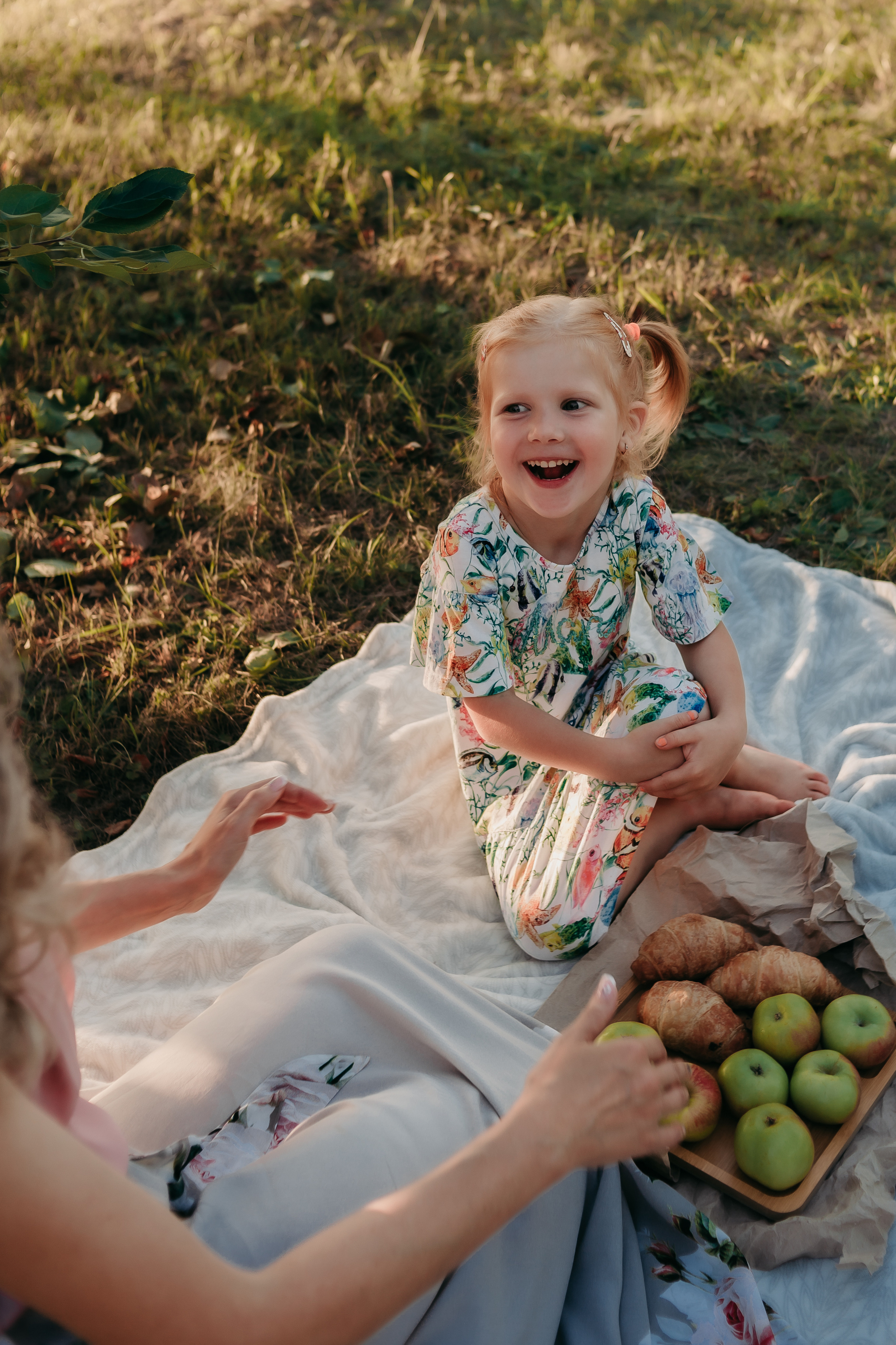 Маргарита и Мирослава. Пикник в саду. Фотограф Регина Крикунова г. Красноярск