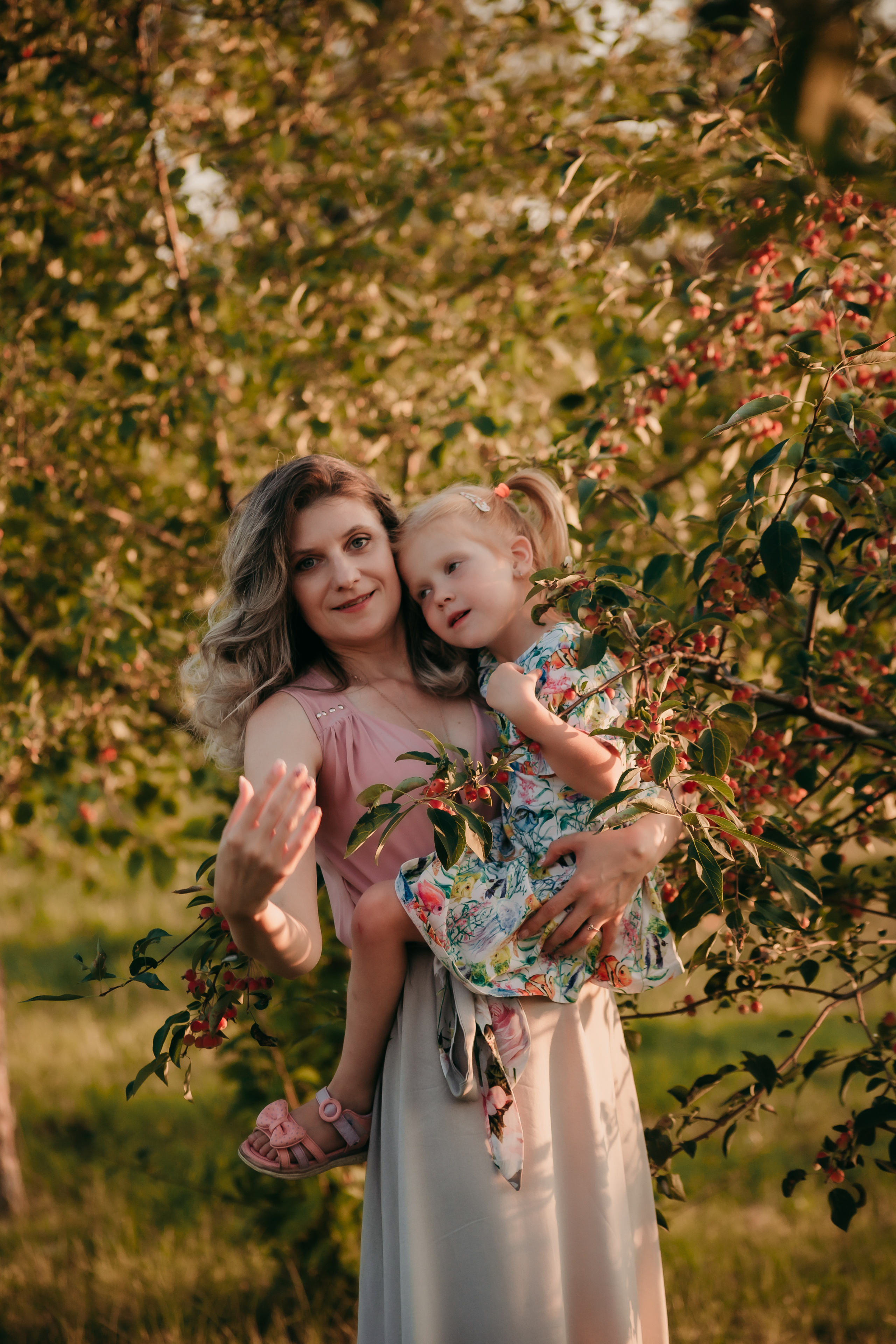 Маргарита и Мирослава. Пикник в саду. Фотограф Регина Крикунова г. Красноярск