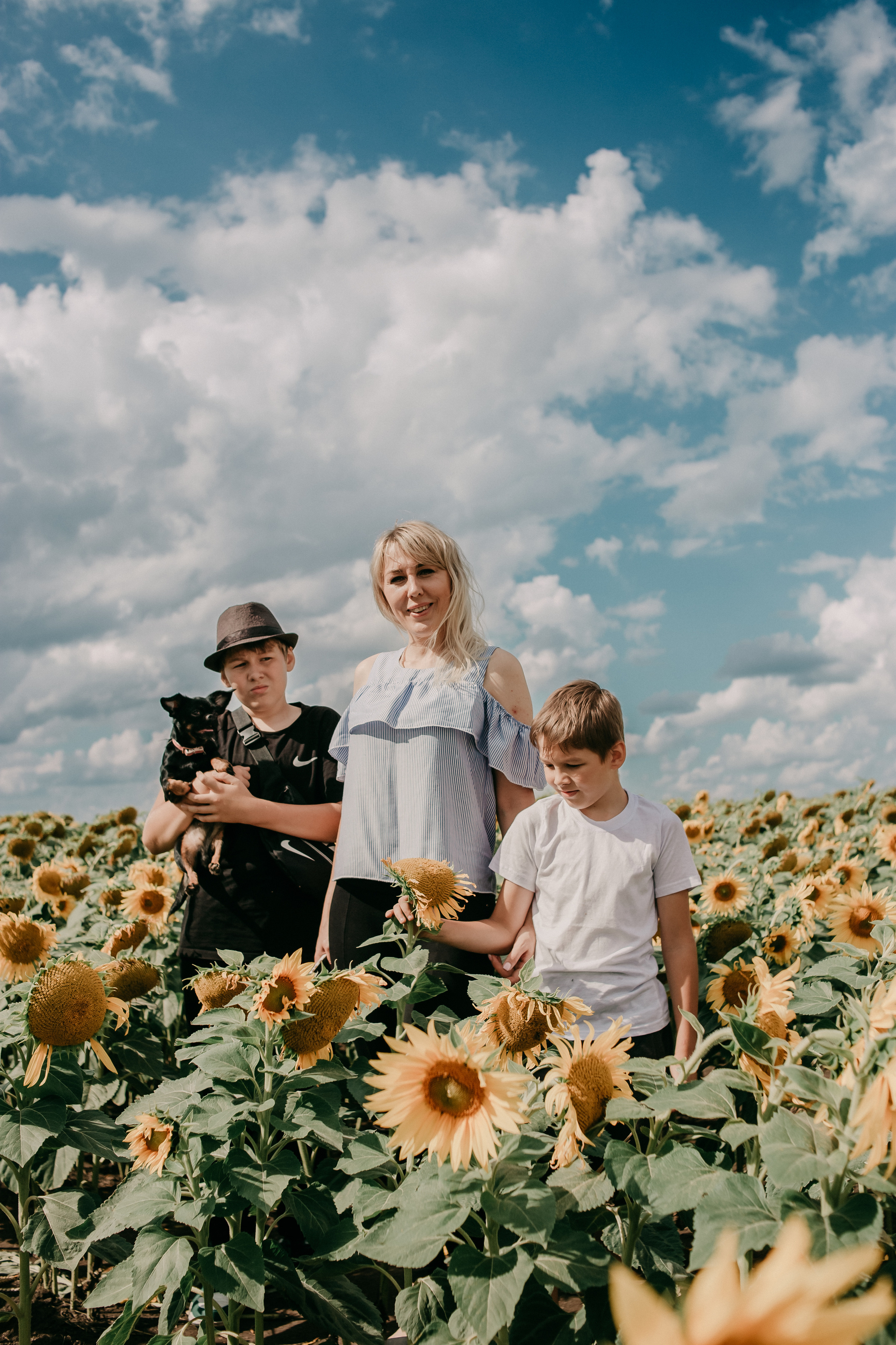Прогулка в поле. Светлана, Матвей, Захар. Фотограф Регина Крикунова г. Красноярск