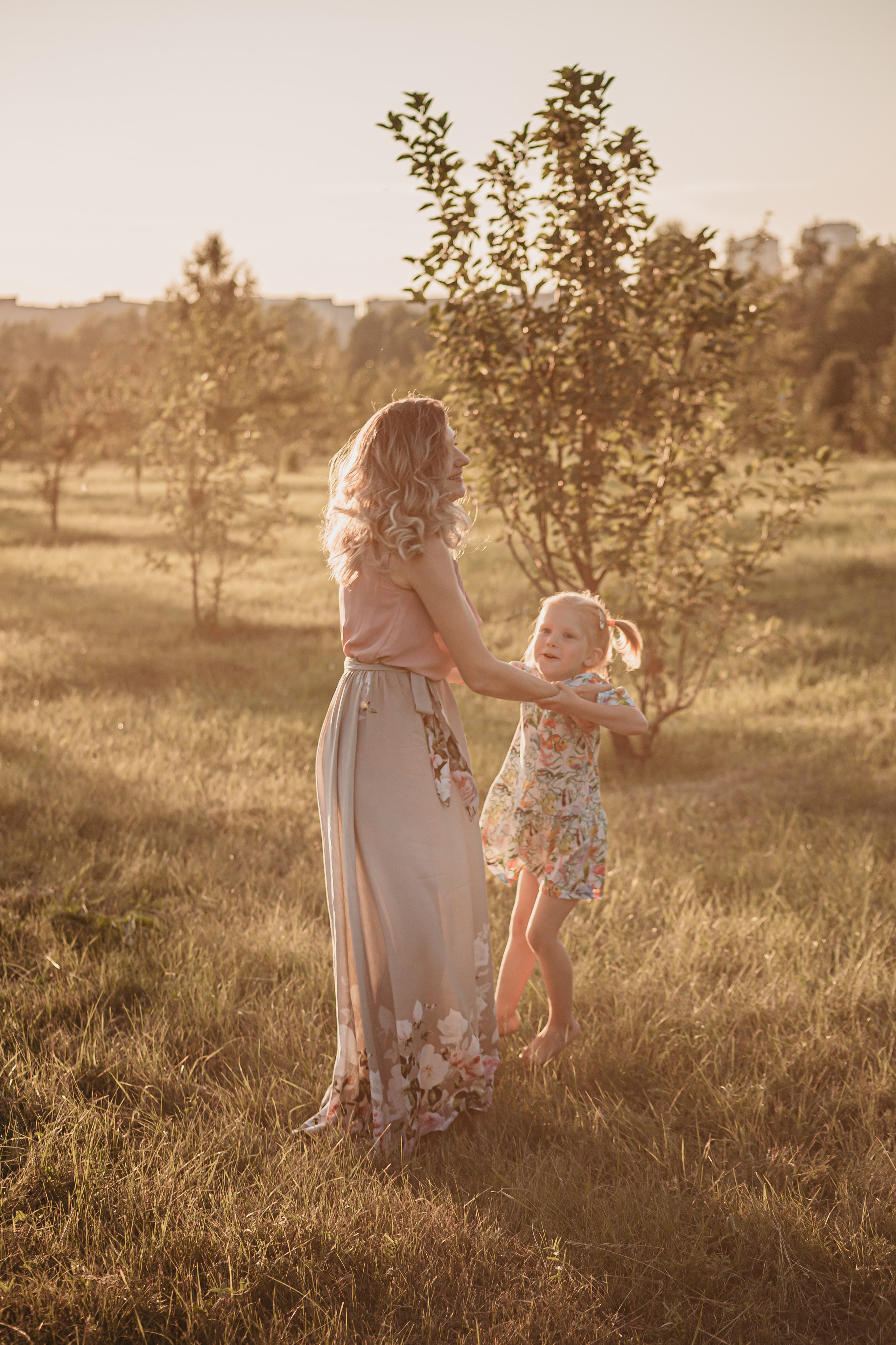 Маргарита и Мирослава. Пикник в саду. Фотограф Регина Крикунова г. Красноярск