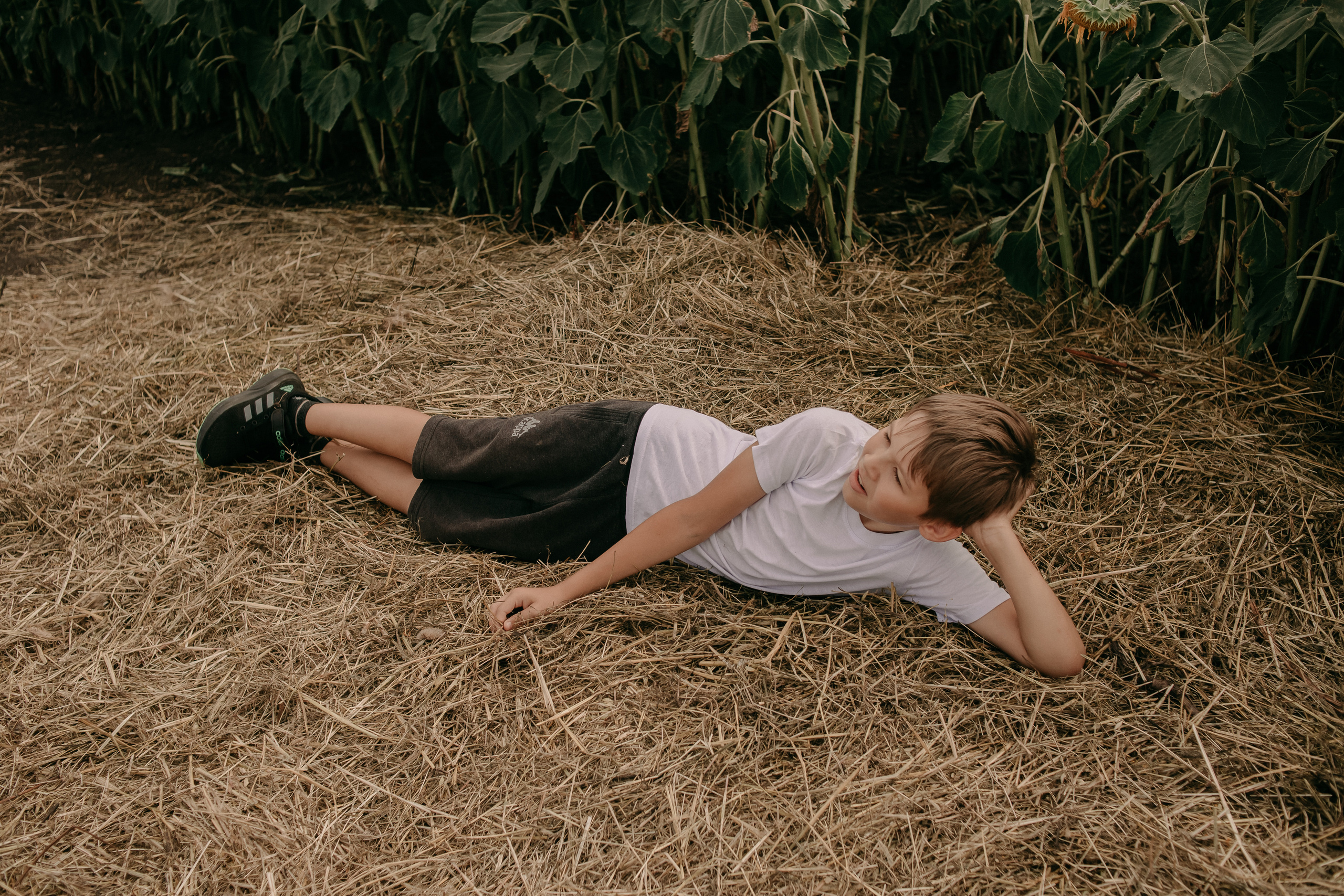 Прогулка в поле. Светлана, Матвей, Захар. Фотограф Регина Крикунова г. Красноярск