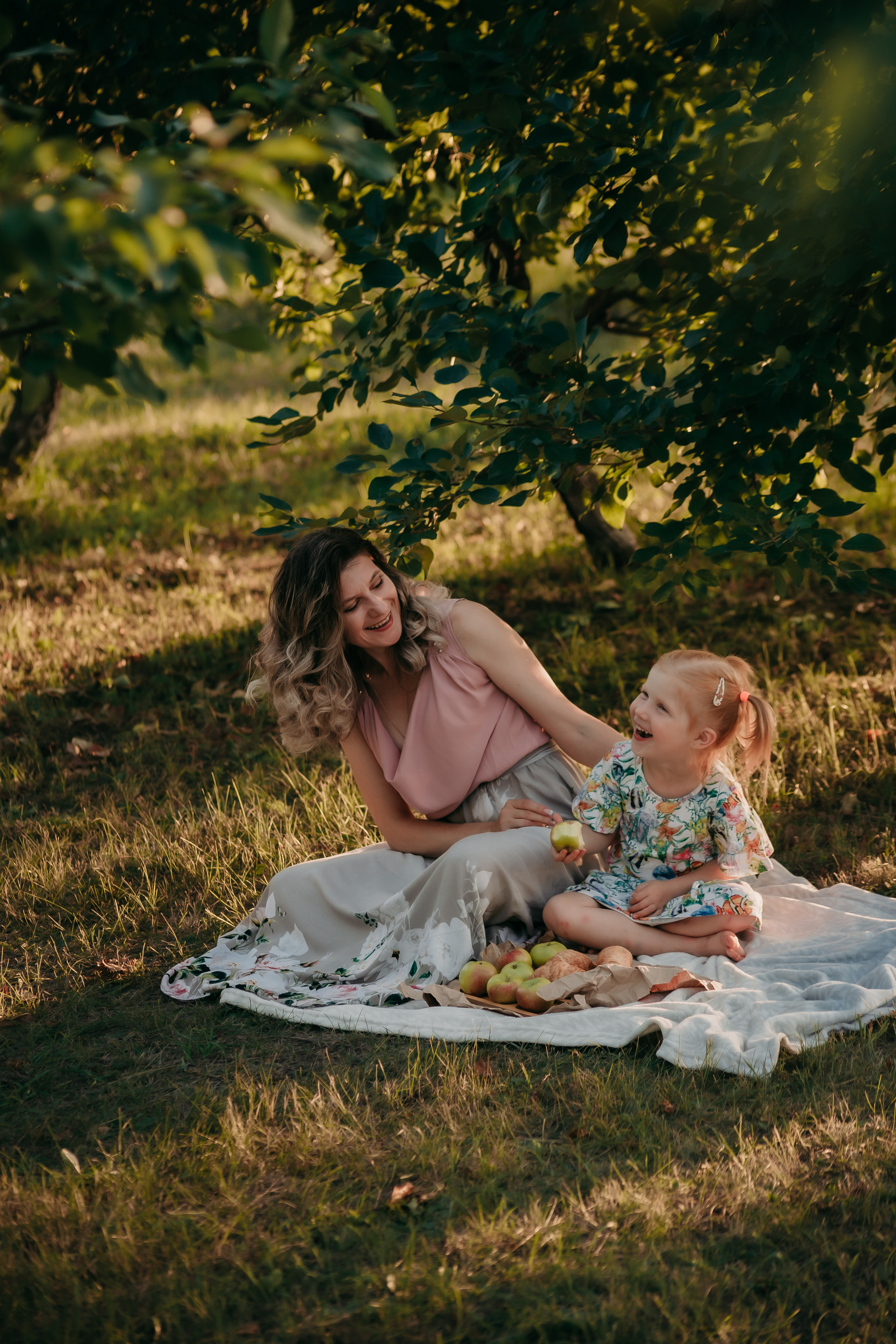 Маргарита и Мирослава. Пикник в саду. Фотограф Регина Крикунова г. Красноярск