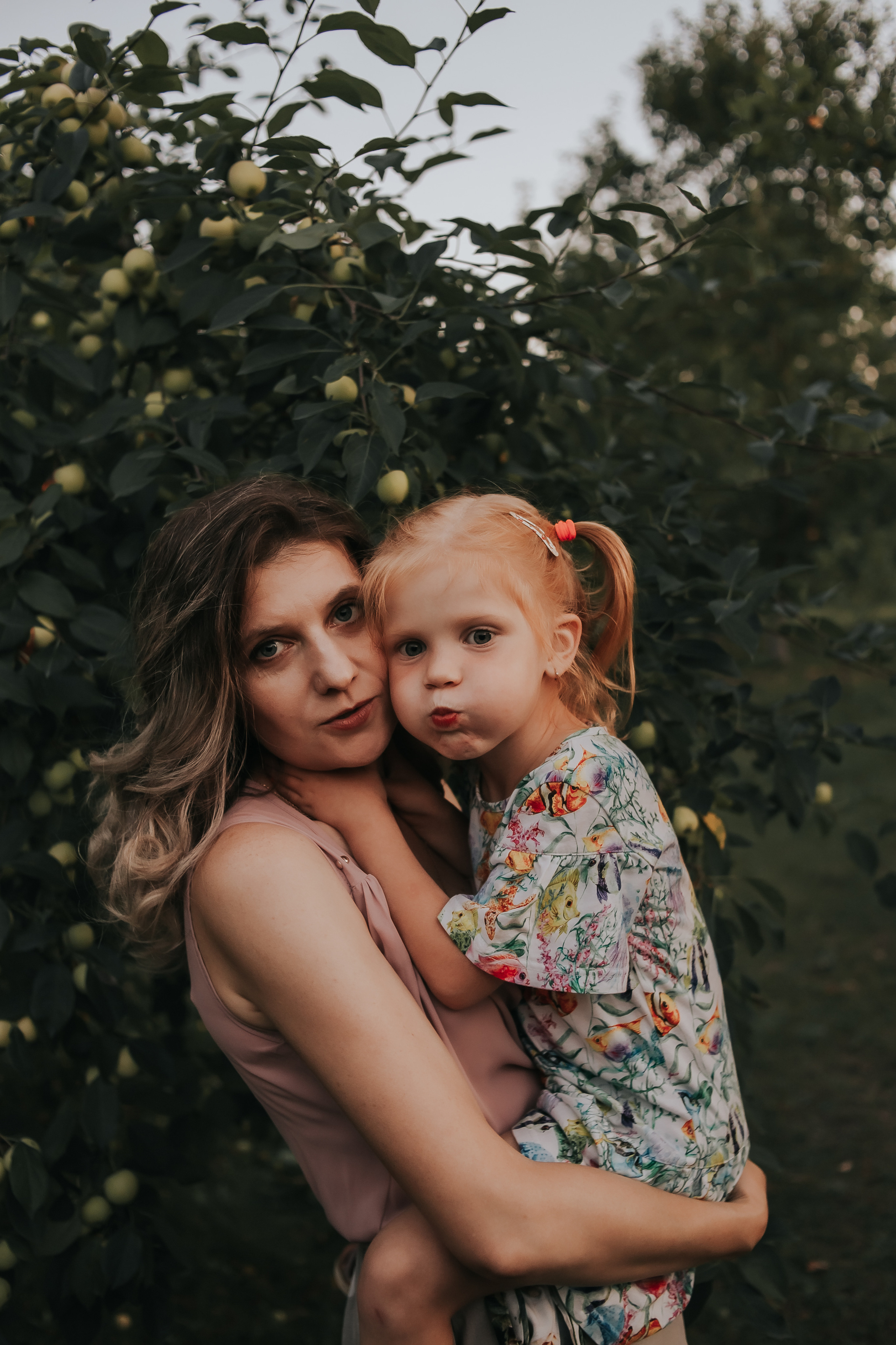 Маргарита и Мирослава. Пикник в саду. Фотограф Регина Крикунова г. Красноярск