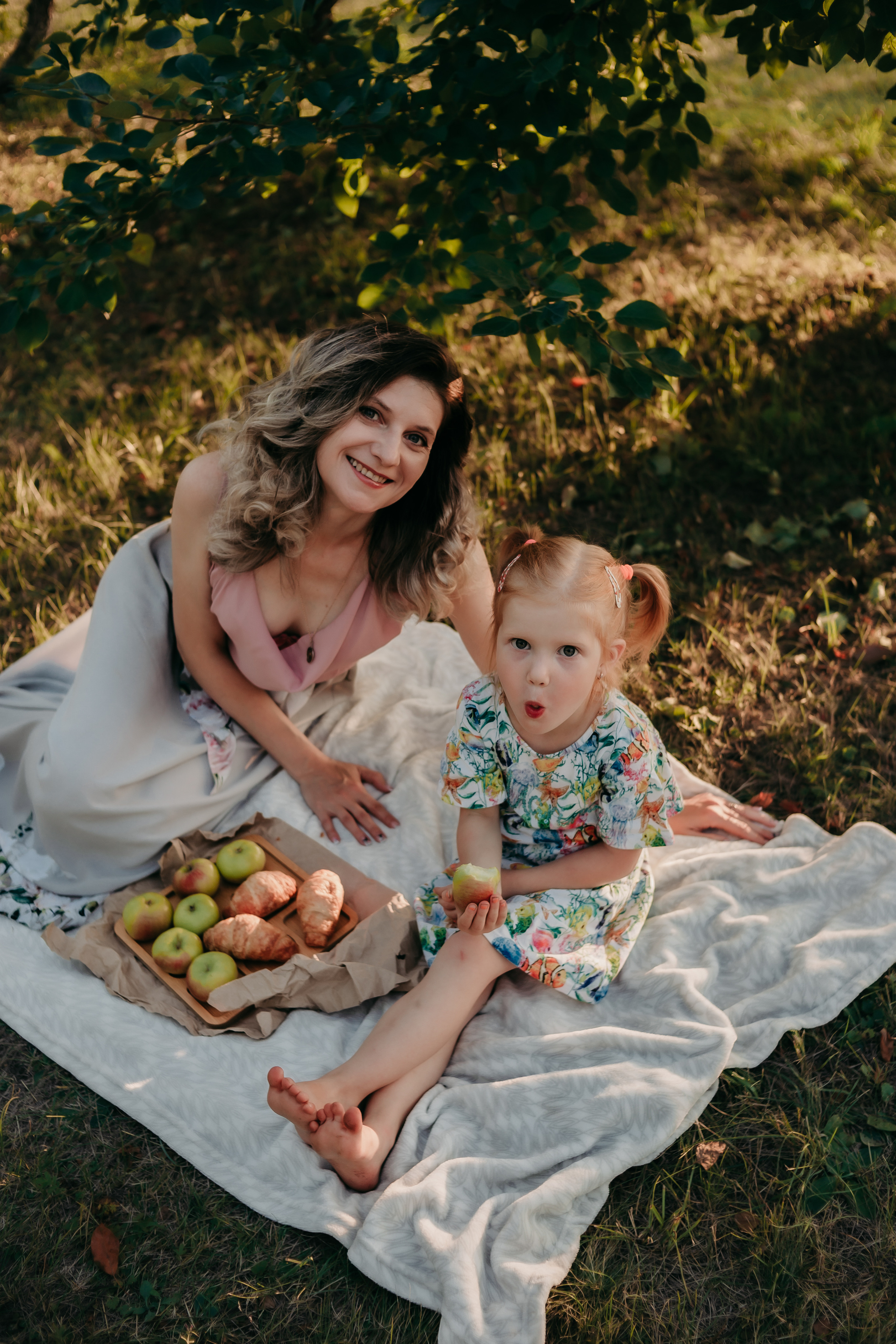 Маргарита и Мирослава. Пикник в саду. Фотограф Регина Крикунова г. Красноярск