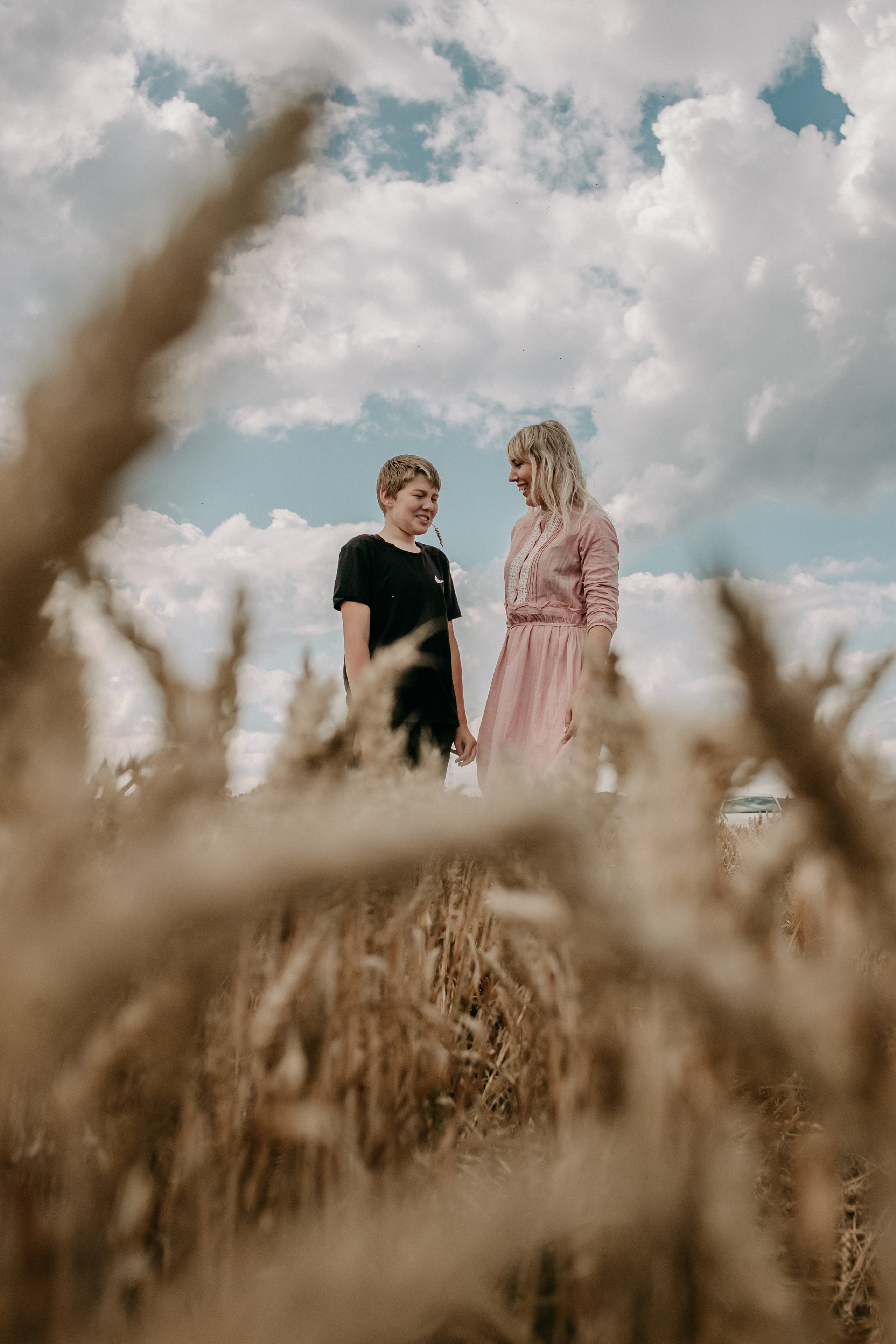 Прогулка в поле. Светлана, Матвей, Захар. Фотограф Регина Крикунова г. Красноярск