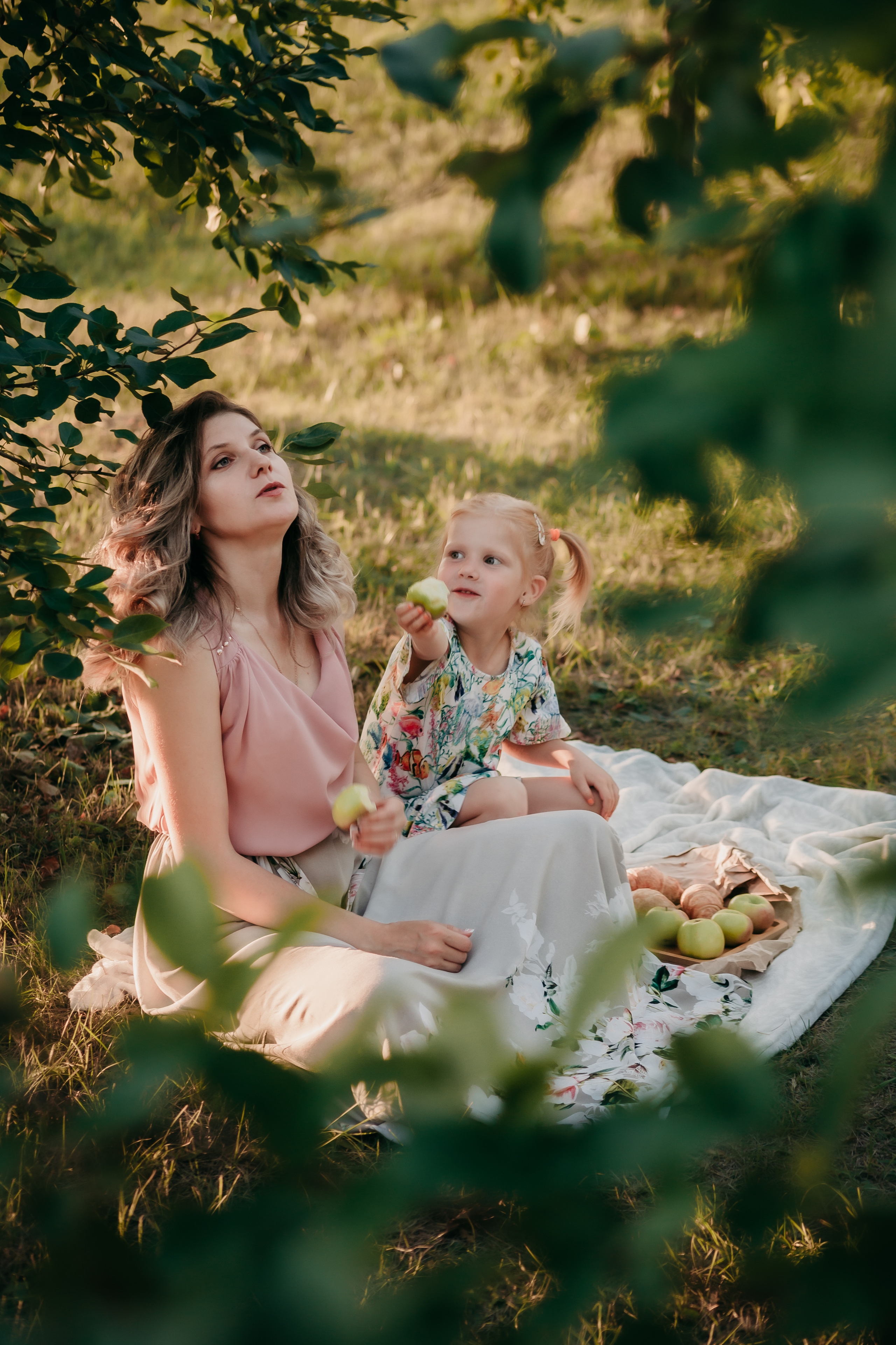 Маргарита и Мирослава. Пикник в саду. Фотограф Регина Крикунова г. Красноярск