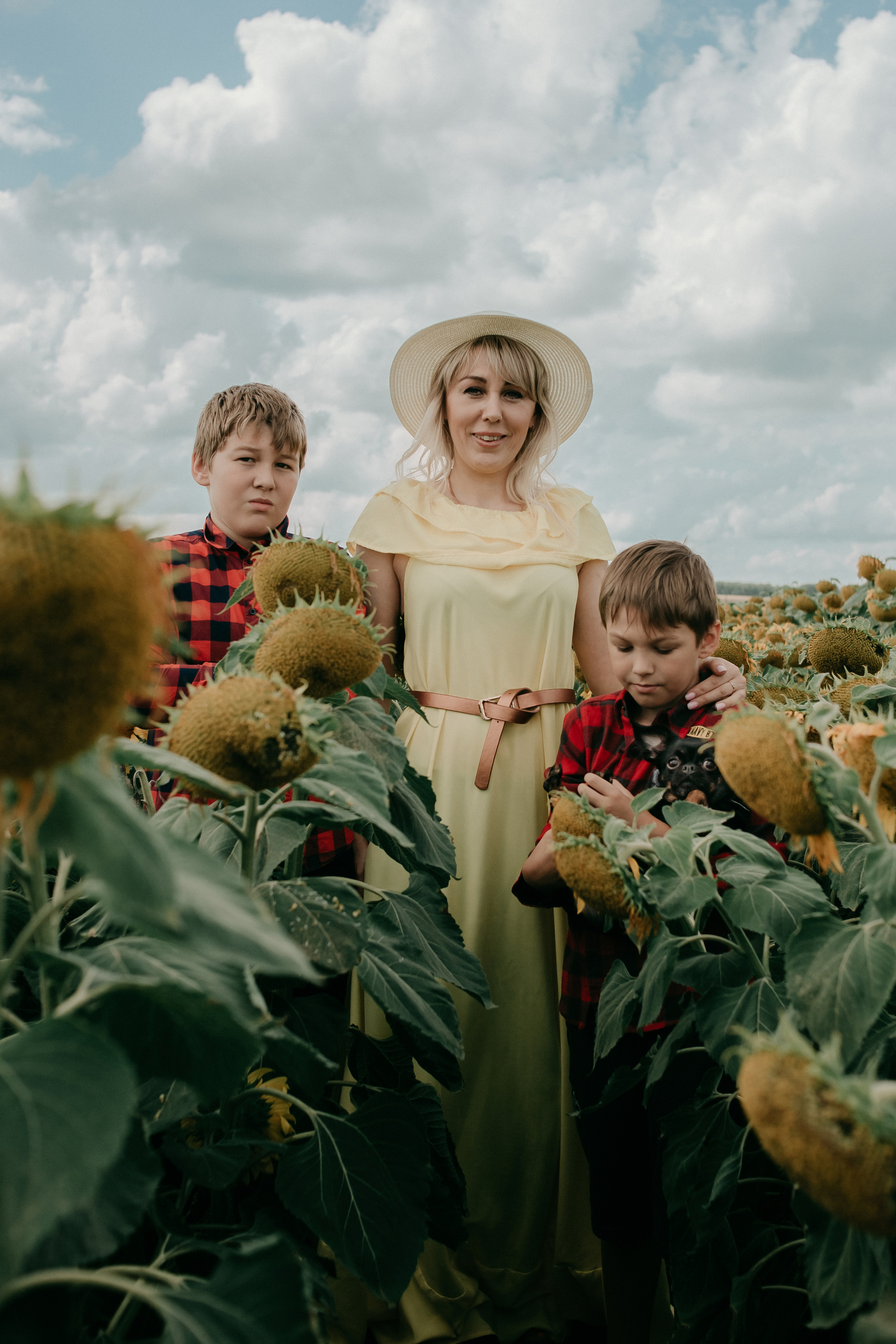 Прогулка в поле. Светлана, Матвей, Захар. Фотограф Регина Крикунова г. Красноярск