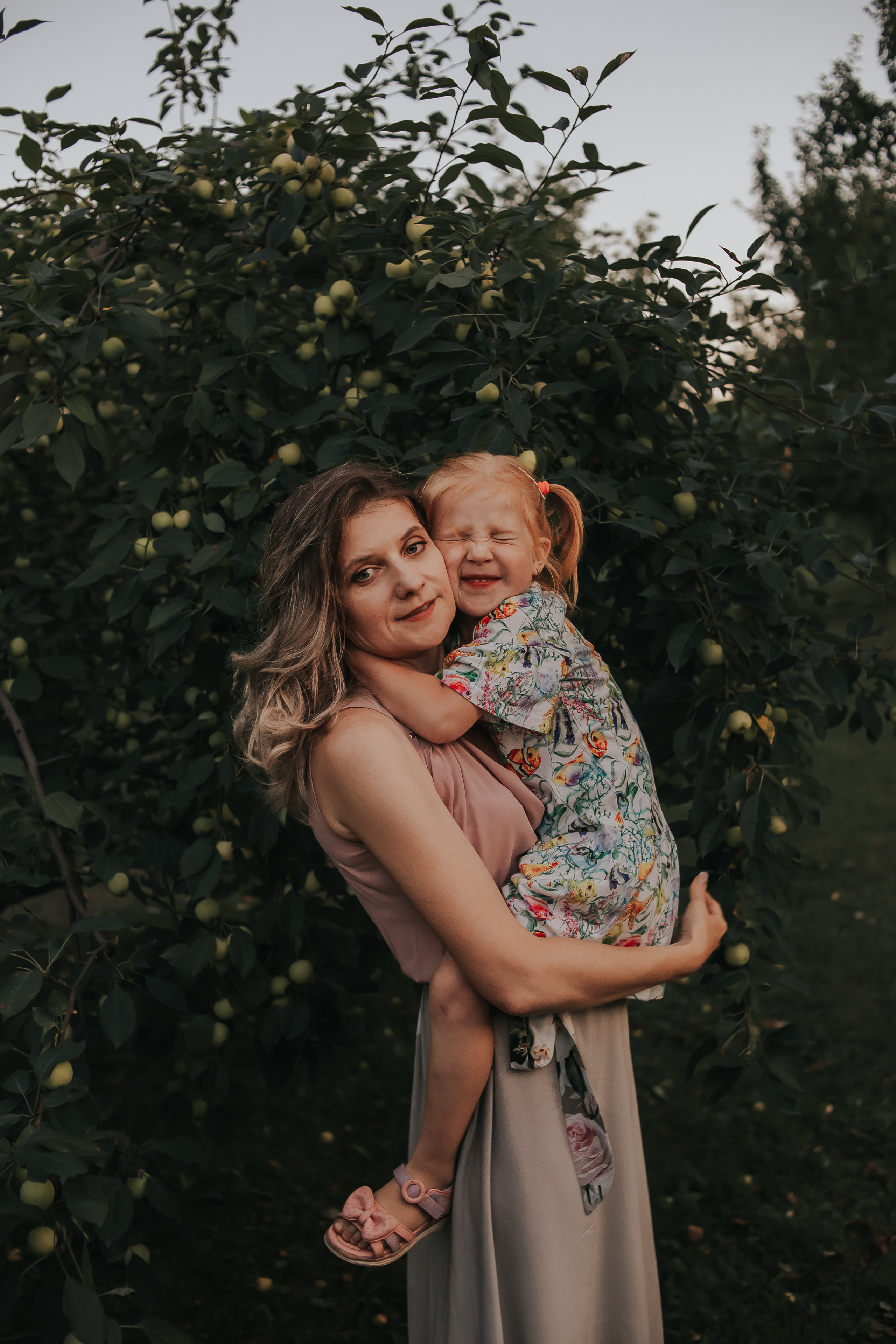 Маргарита и Мирослава. Пикник в саду. Фотограф Регина Крикунова г. Красноярск