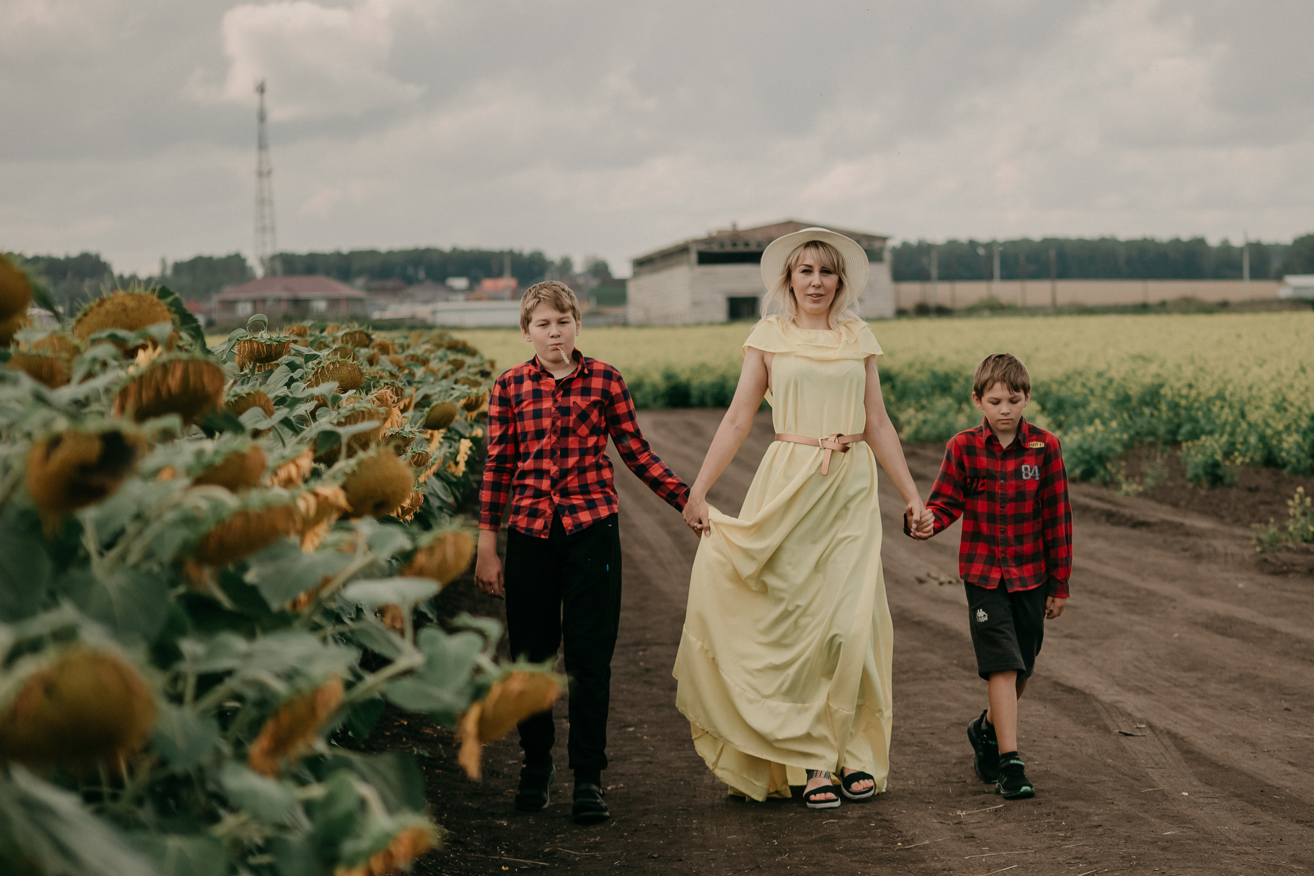 Прогулка в поле. Светлана, Матвей, Захар. Фотограф Регина Крикунова г. Красноярск