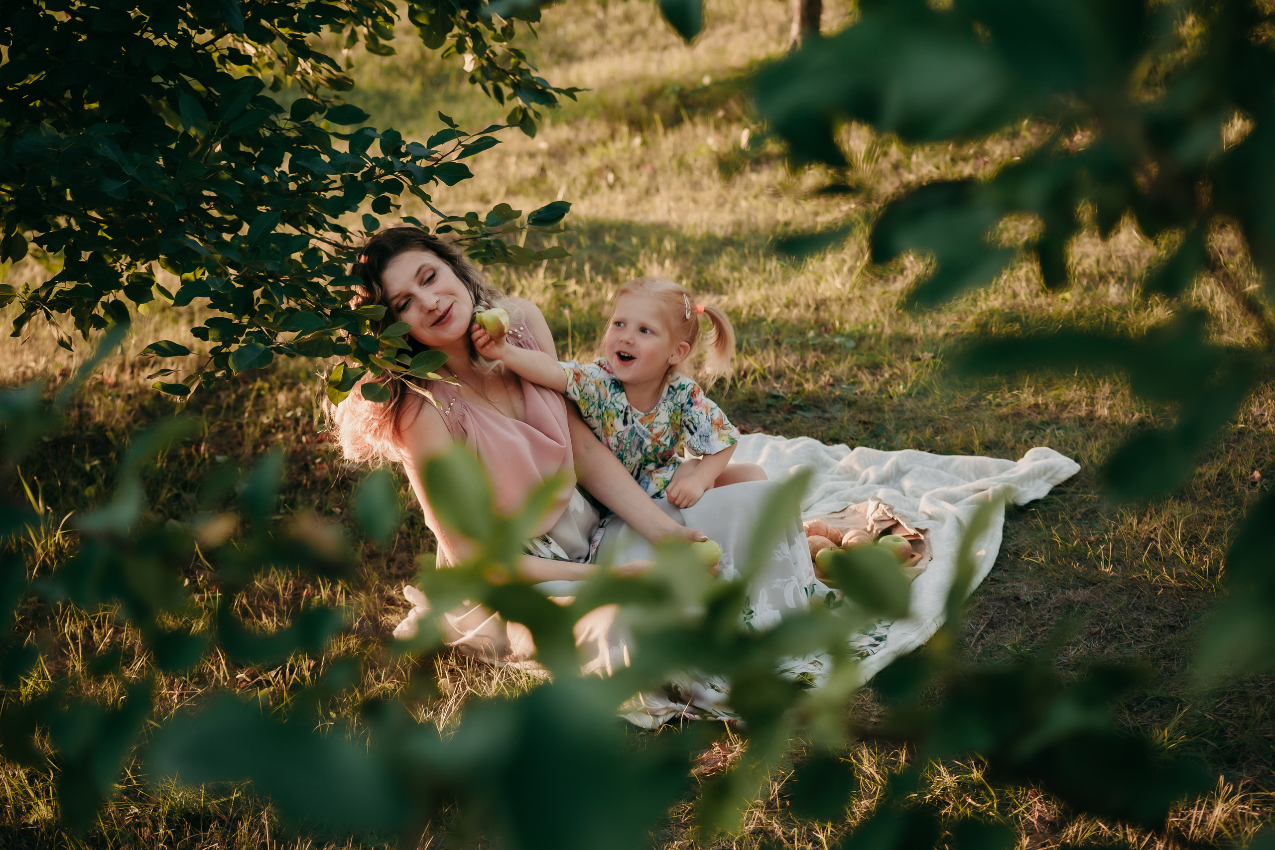 Маргарита и Мирослава. Пикник в саду. Фотограф Регина Крикунова г. Красноярск