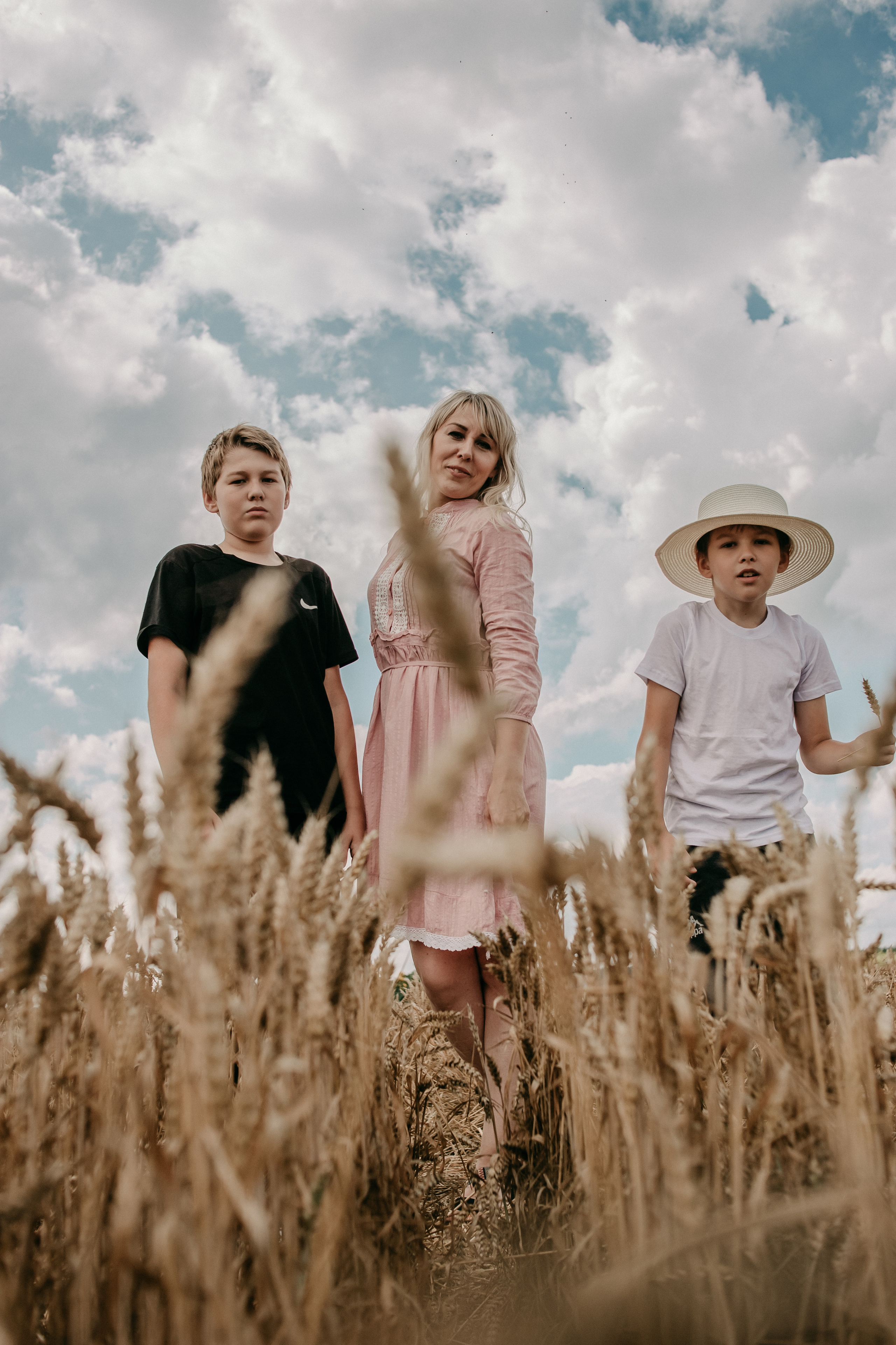 Прогулка в поле. Светлана, Матвей, Захар. Фотограф Регина Крикунова г. Красноярск