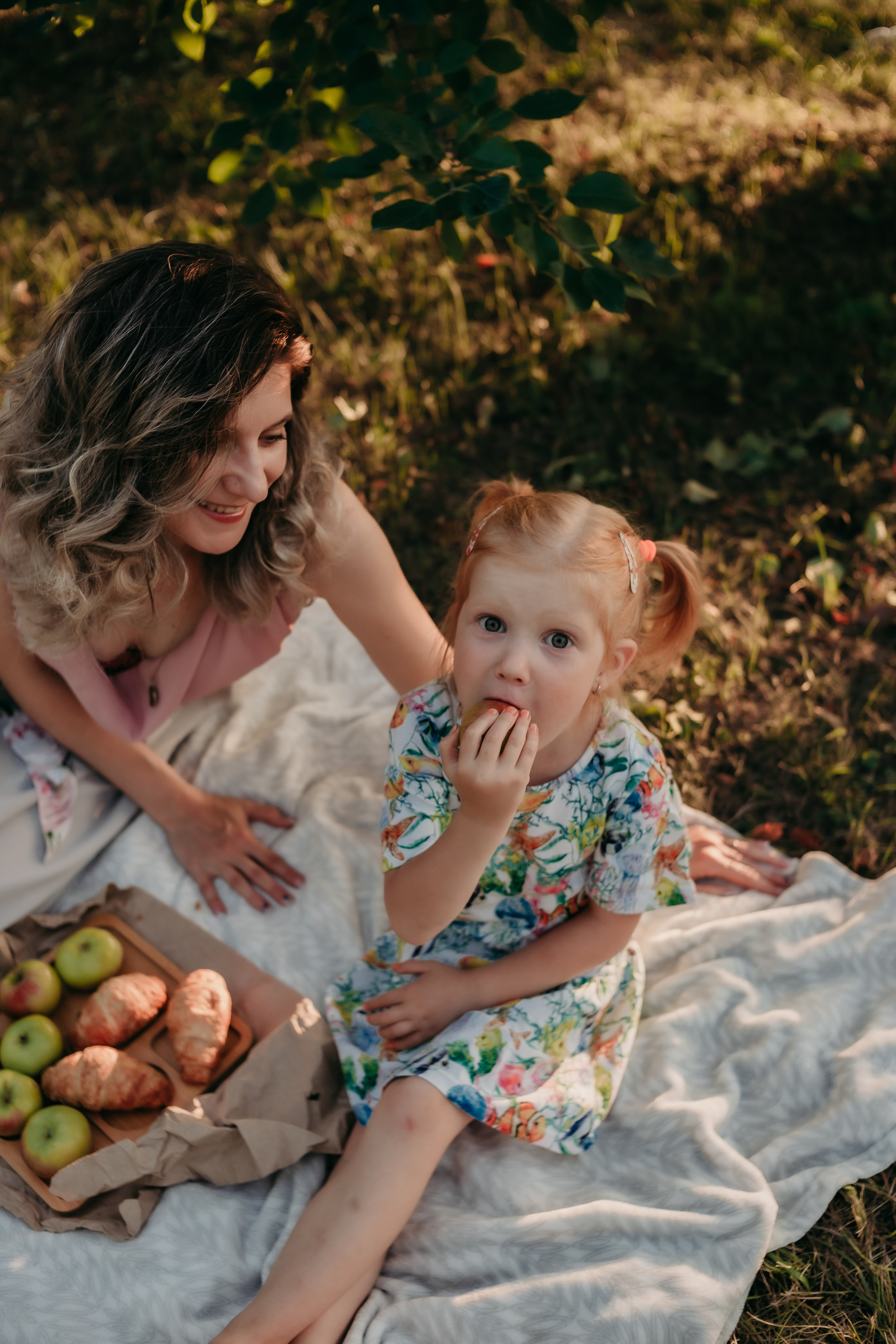 Маргарита и Мирослава. Пикник в саду. Фотограф Регина Крикунова г. Красноярск
