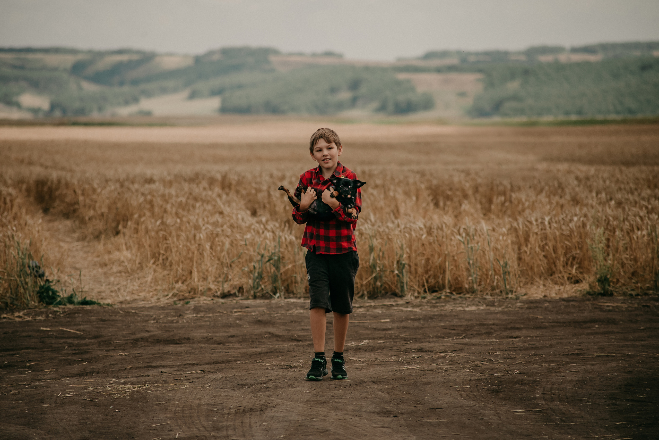 Прогулка в поле. Светлана, Матвей, Захар. Фотограф Регина Крикунова г. Красноярск