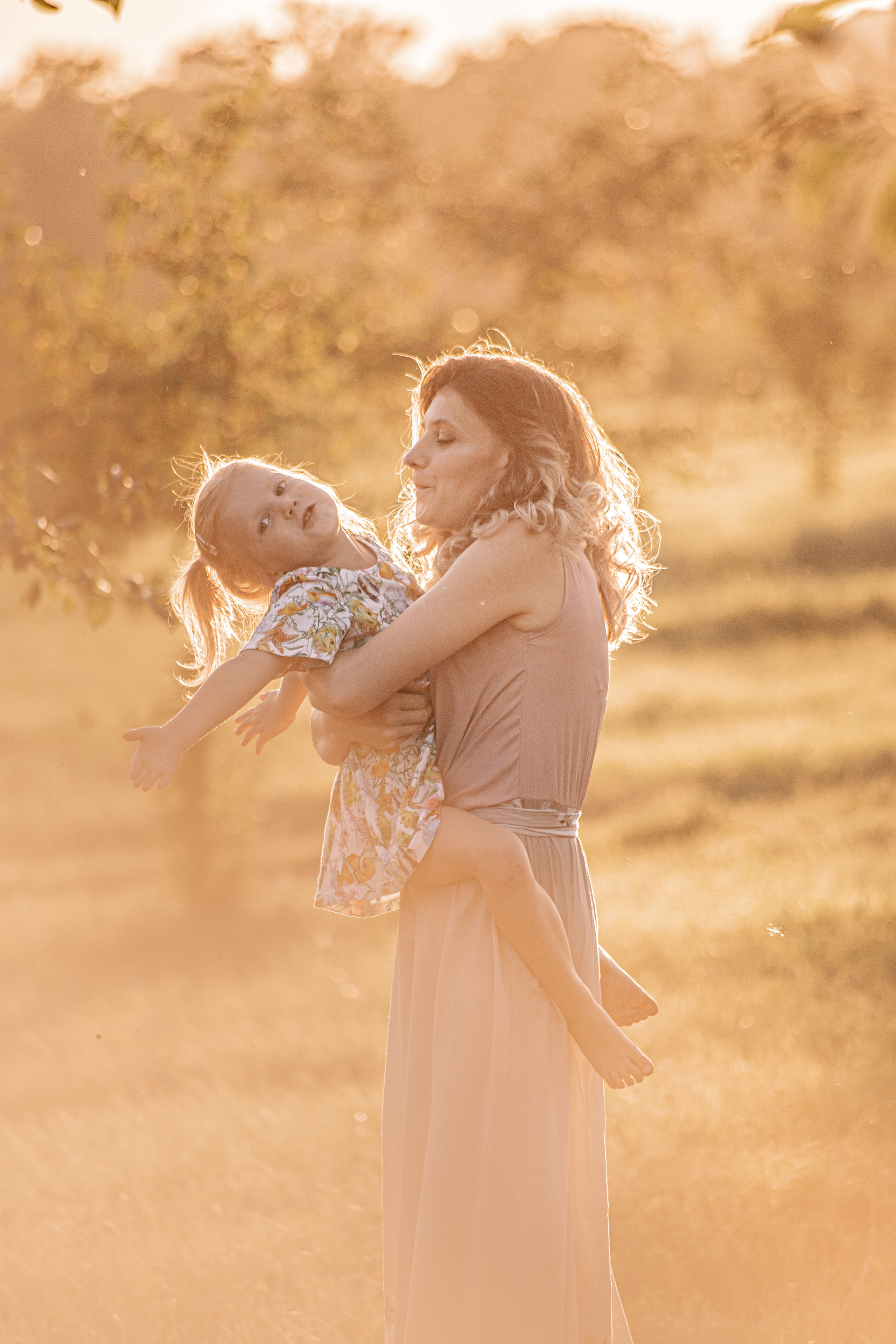 Маргарита и Мирослава. Пикник в саду. Фотограф Регина Крикунова г. Красноярск