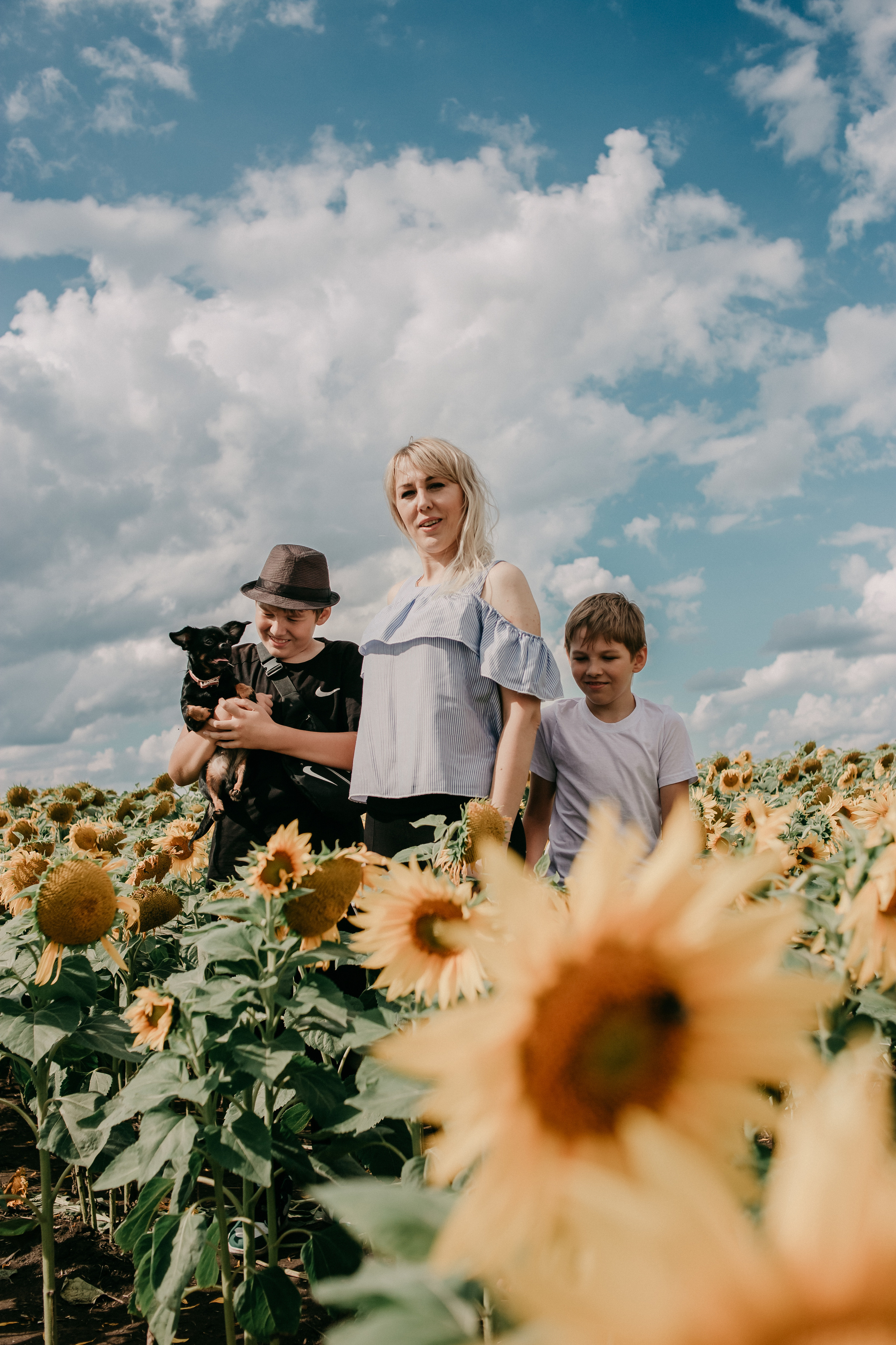 Прогулка в поле. Светлана, Матвей, Захар. Фотограф Регина Крикунова г. Красноярск