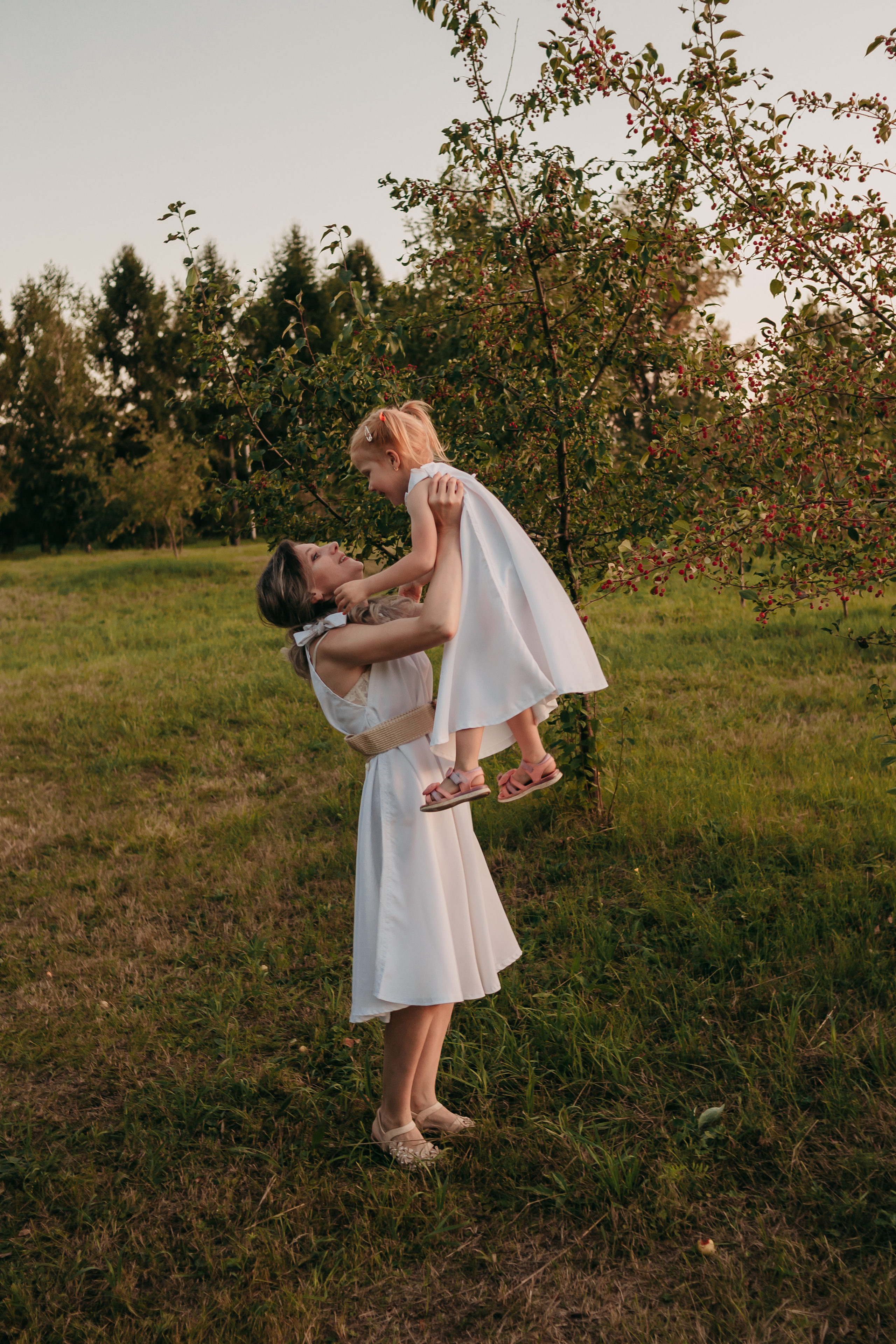 Маргарита и Мирослава. Пикник в саду. Фотограф Регина Крикунова г. Красноярск