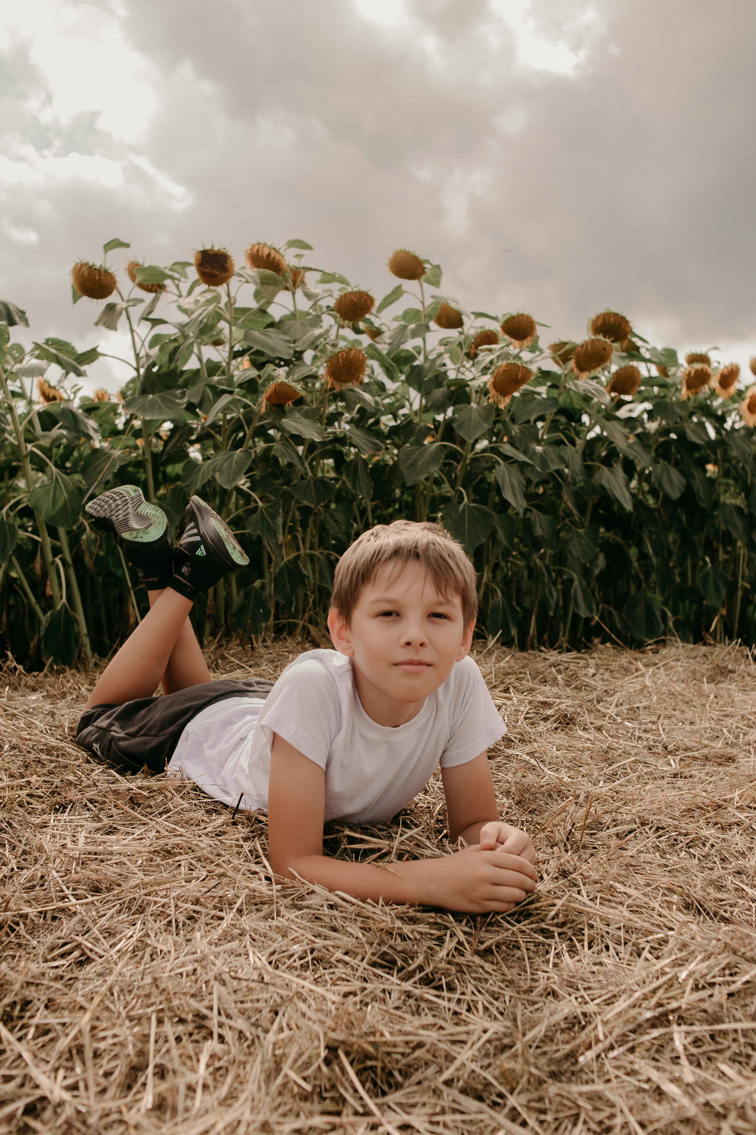 Прогулка в поле. Светлана, Матвей, Захар. Фотограф Регина Крикунова г. Красноярск