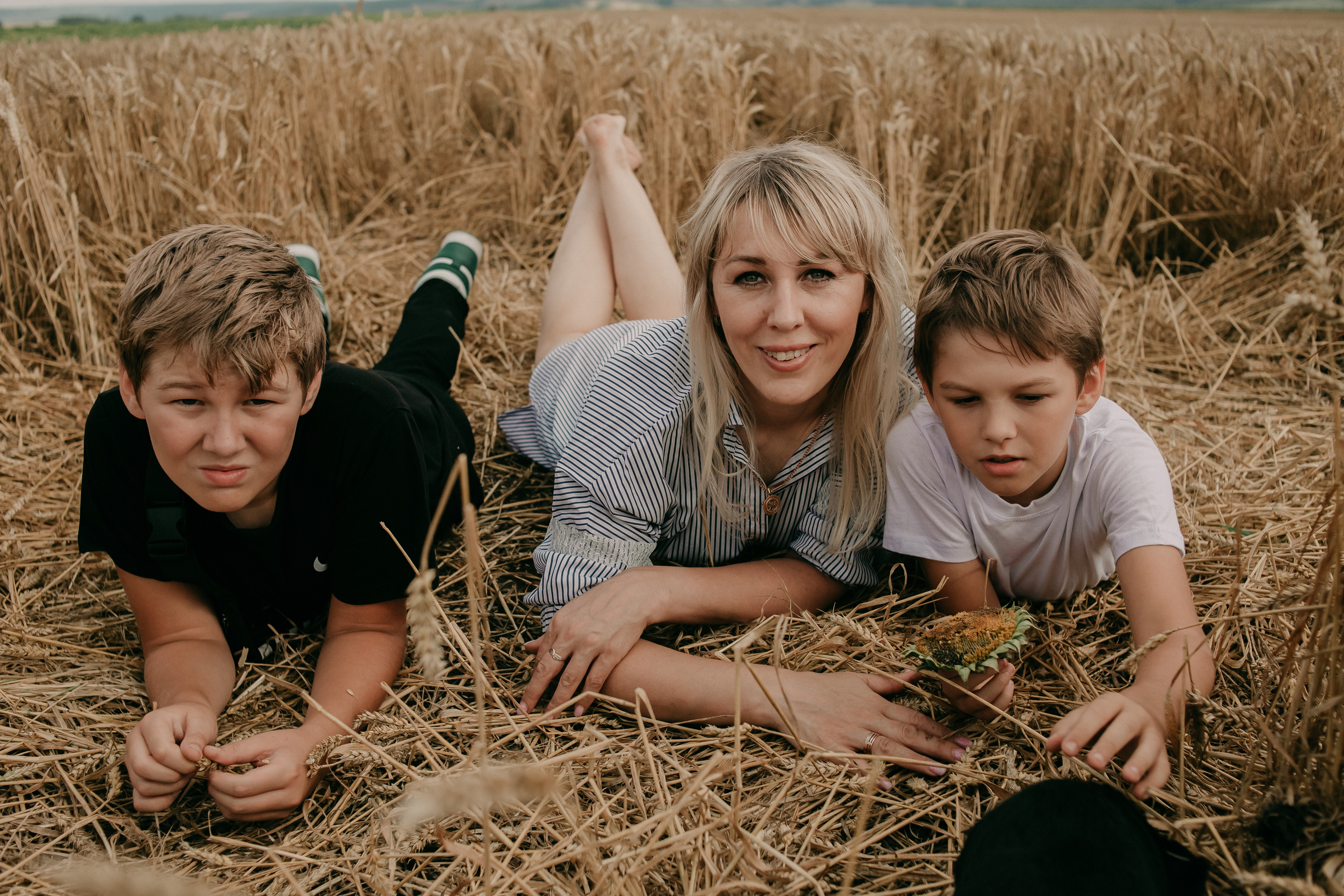 Прогулка в поле. Светлана, Матвей, Захар. Фотограф Регина Крикунова г. Красноярск