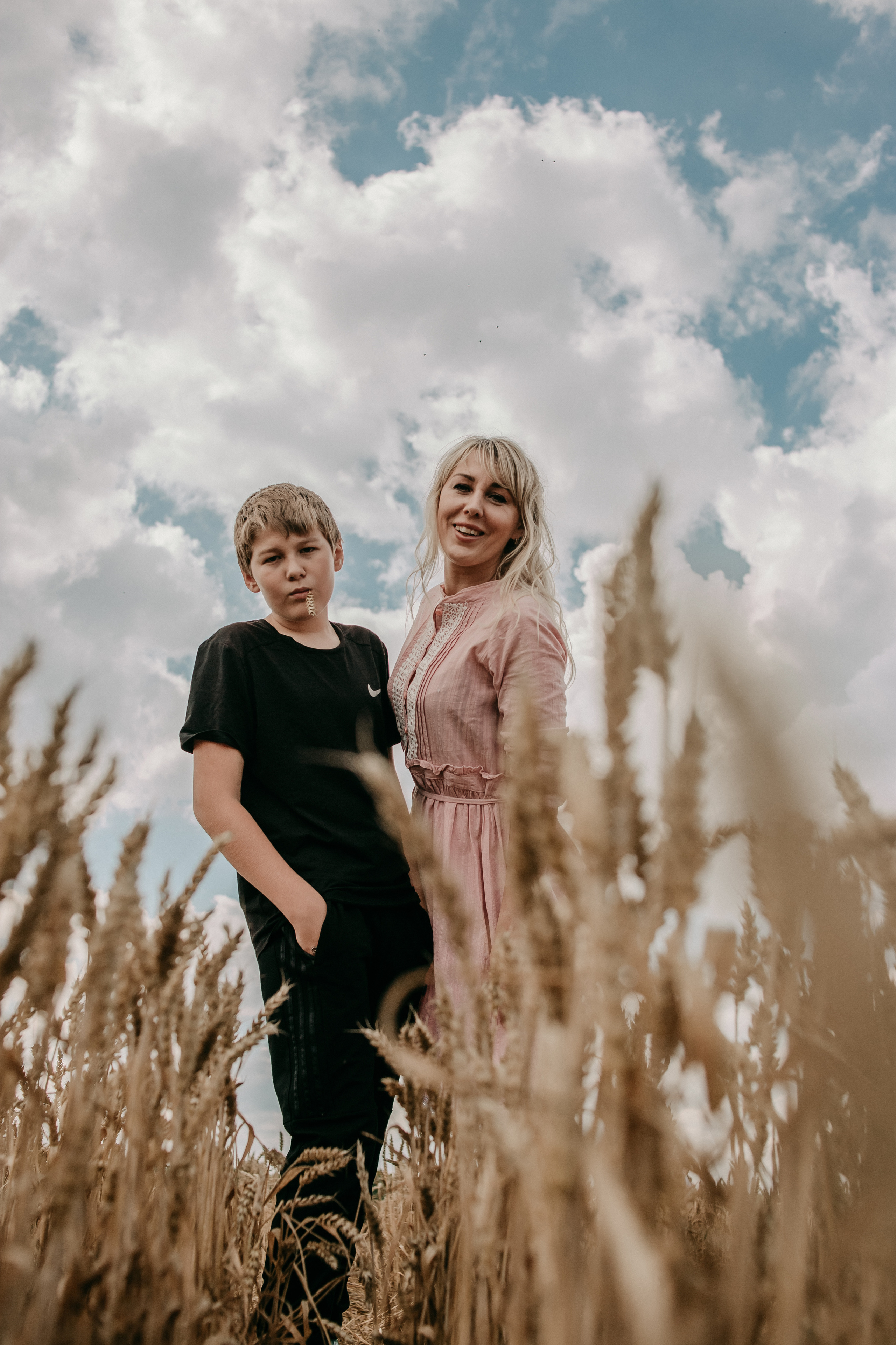 Прогулка в поле. Светлана, Матвей, Захар. Фотограф Регина Крикунова г. Красноярск