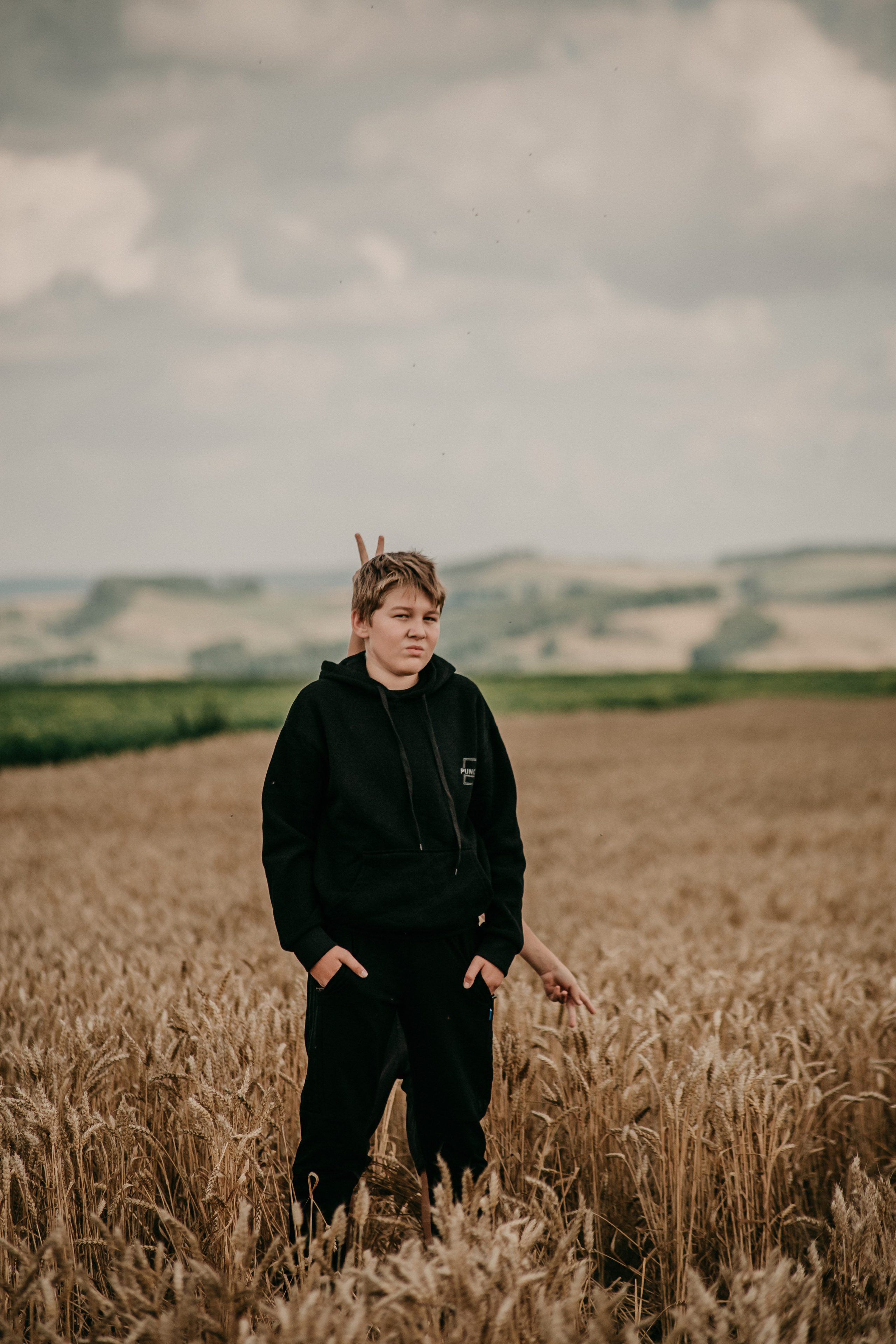 Прогулка в поле. Светлана, Матвей, Захар. Фотограф Регина Крикунова г. Красноярск