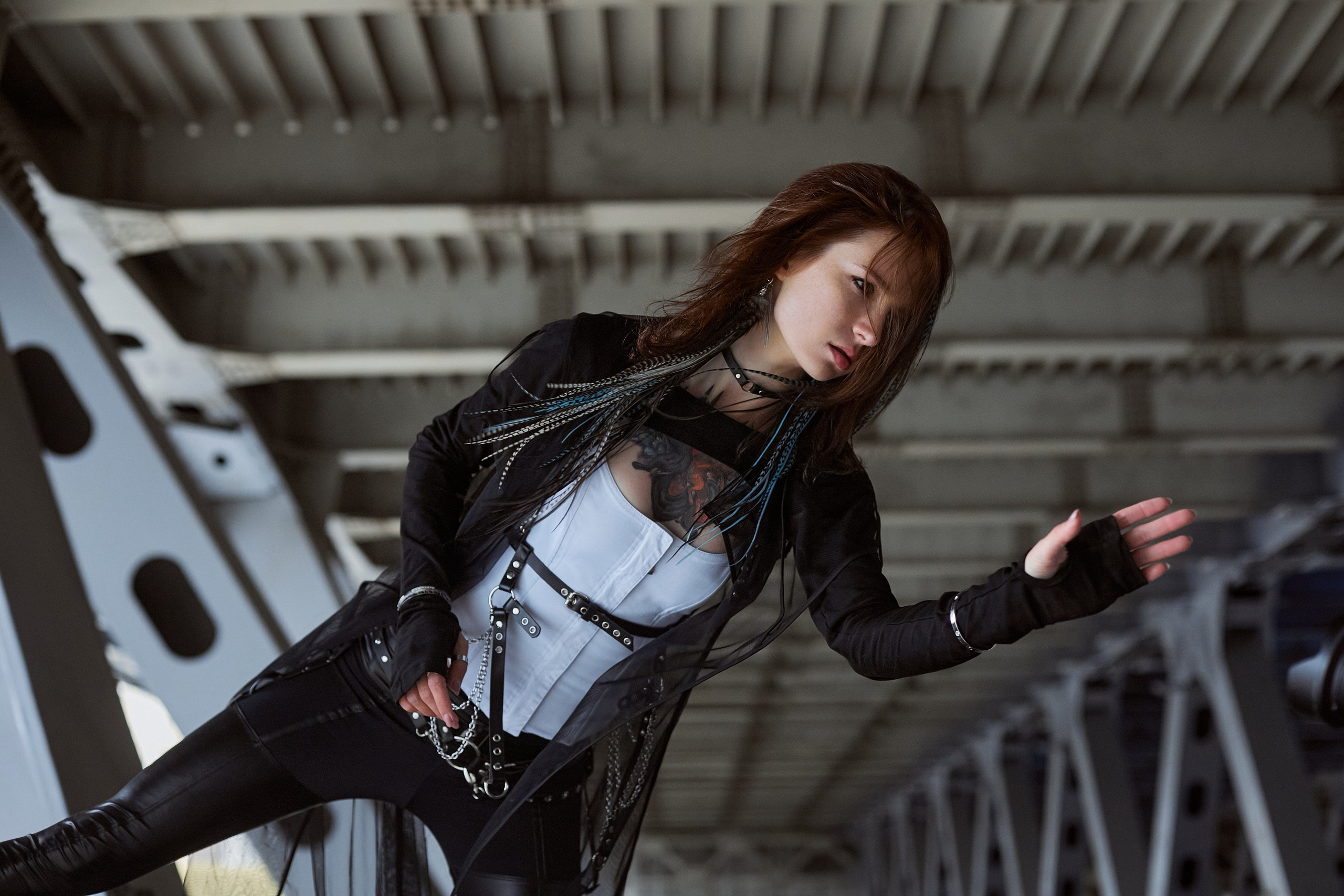 Фотограф в Москве. Креативное фото. Девушка на под мостом. 