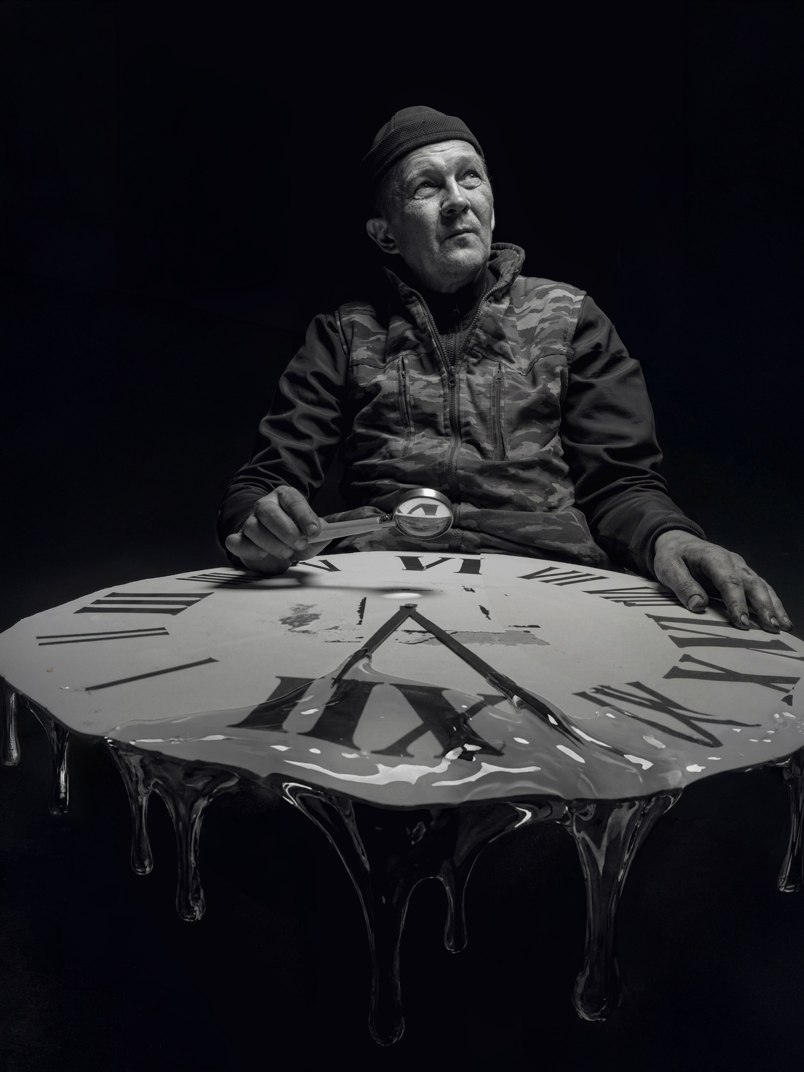 Она проникает всюду. В запах сирени майского вечера, в звуки музыки, доносящиеся из открытого окна, в улыбку женщины, которую ты любил. Время консервирует все твои воспоминания. Не для того, чтобы ты мог вернуться и попробовать их снова, а для того, чтобы ты помнил, что вернуться уже невозможно.