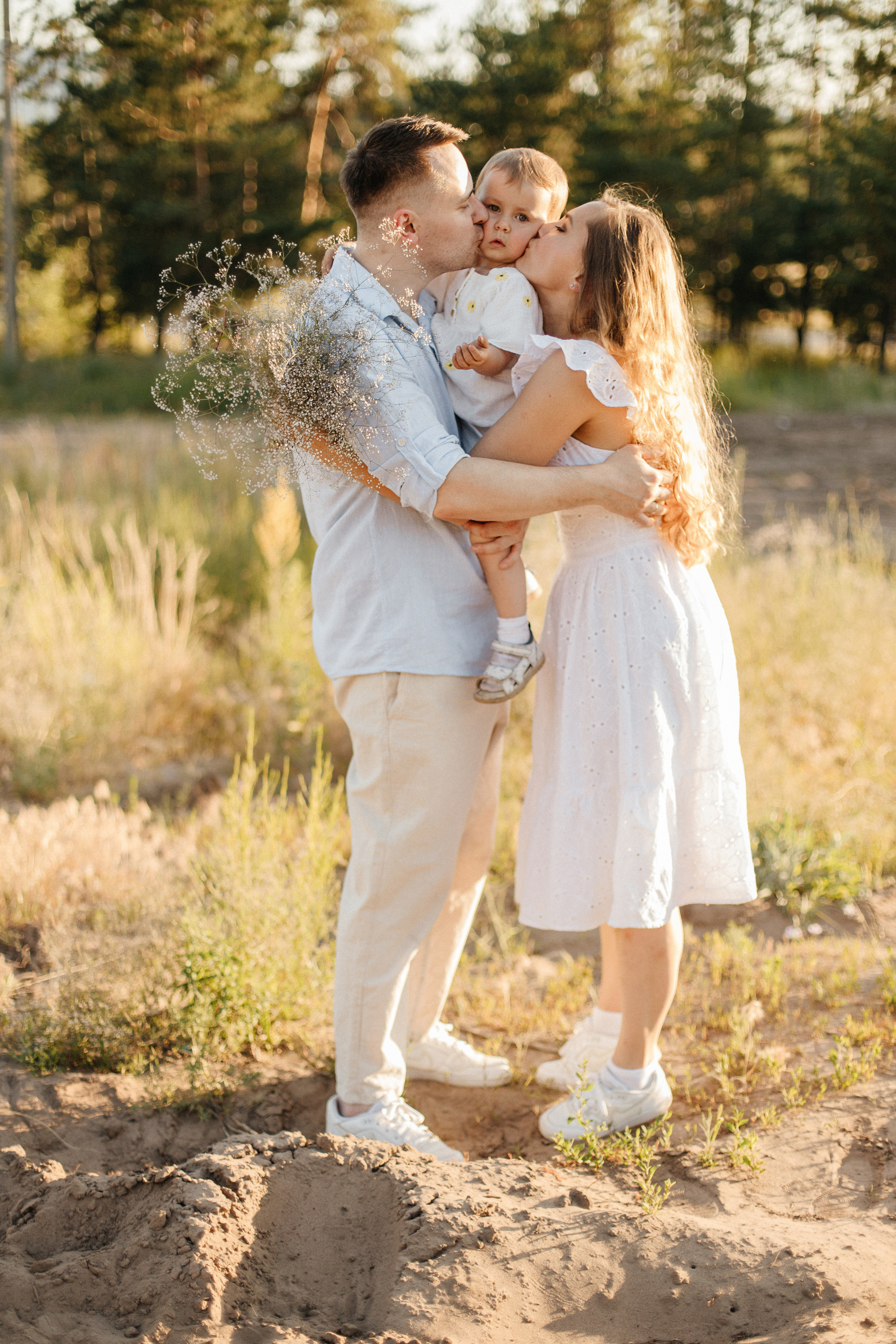 Семейная фотосессия в поле. Семейный фотограф в Самаре Елена Ефимова