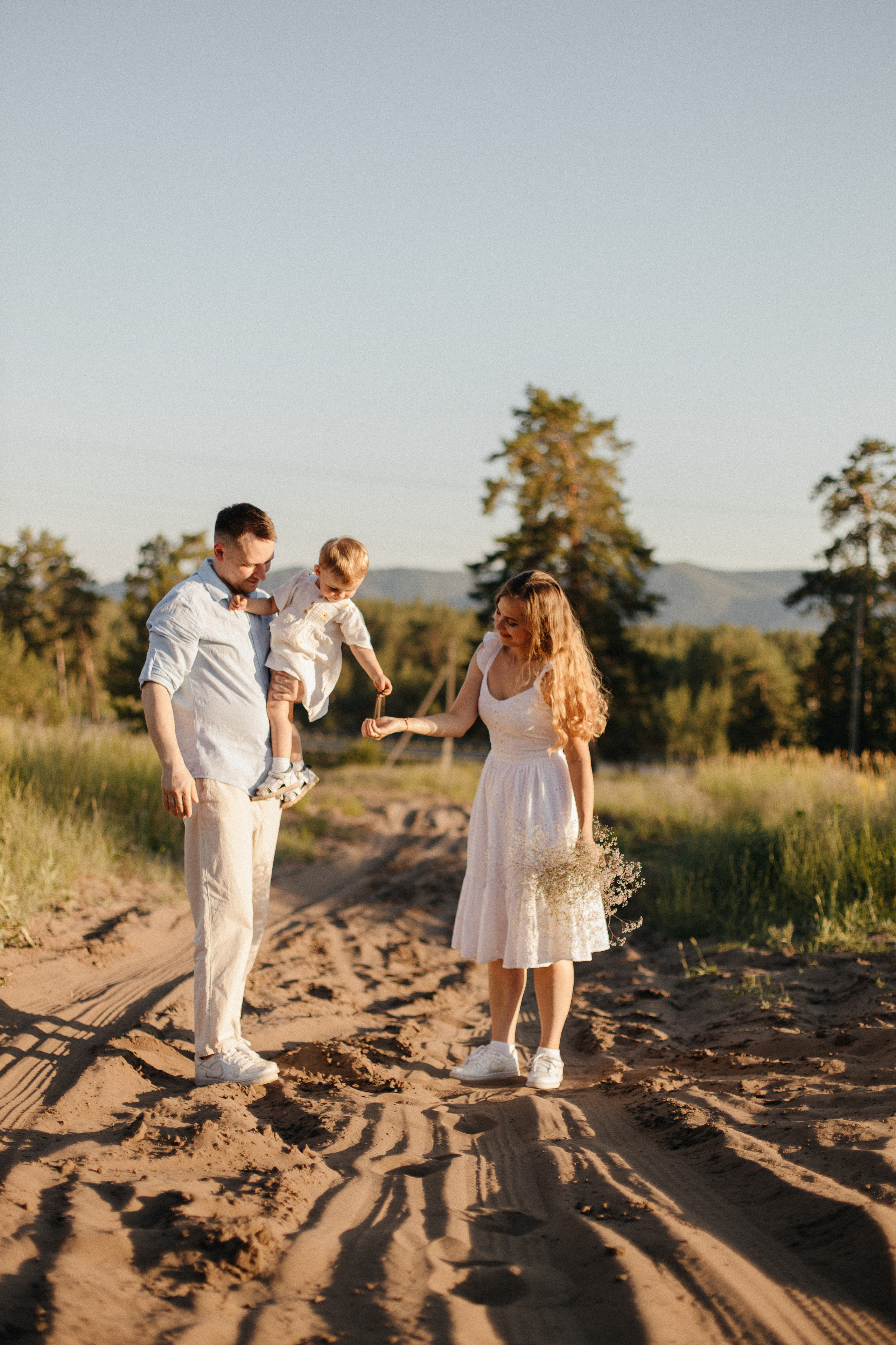 Семейная фотосессия в поле. Семейный фотограф в Самаре Елена Ефимова