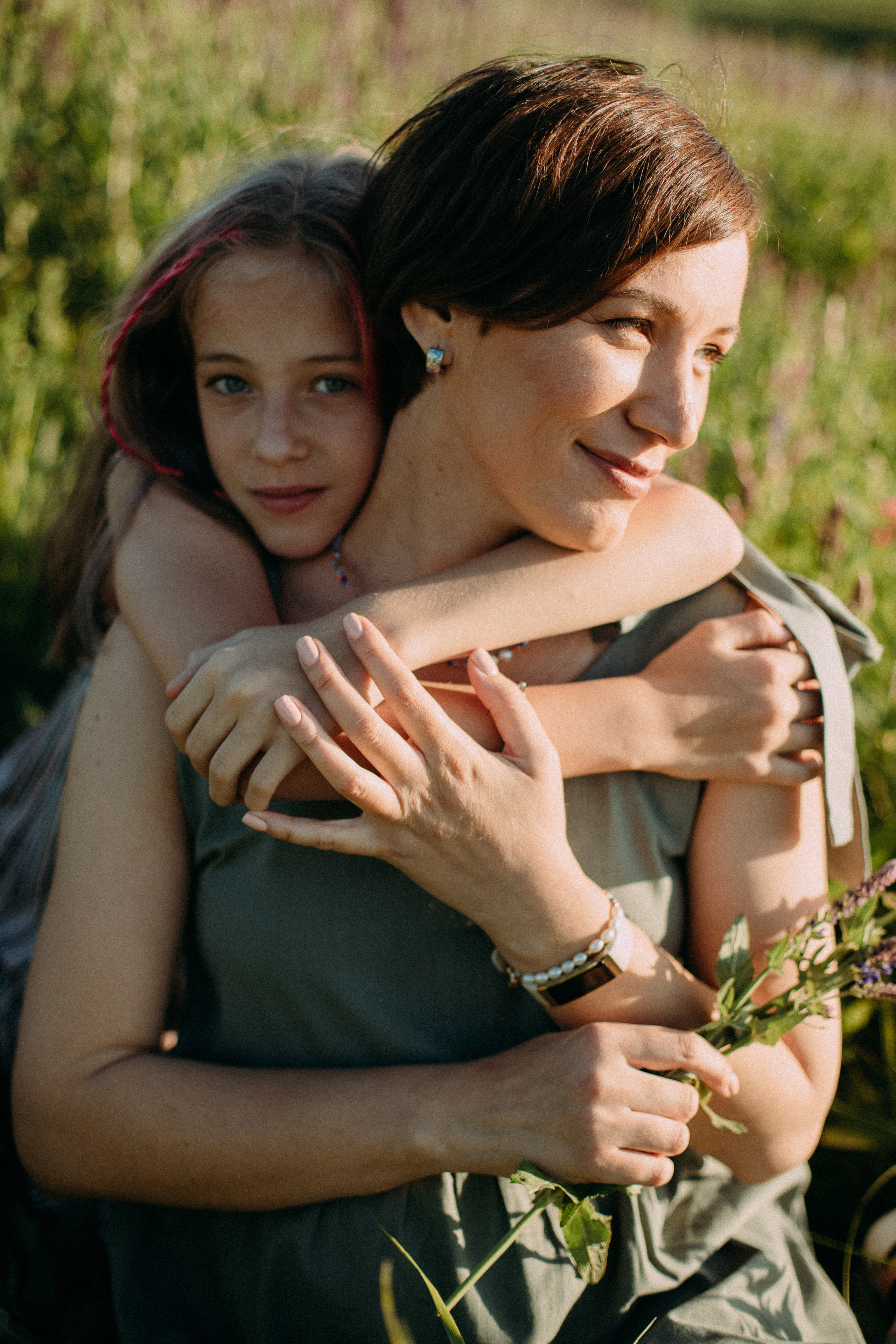 дочка подросток обнимает маму фотосессия на природе Самара
