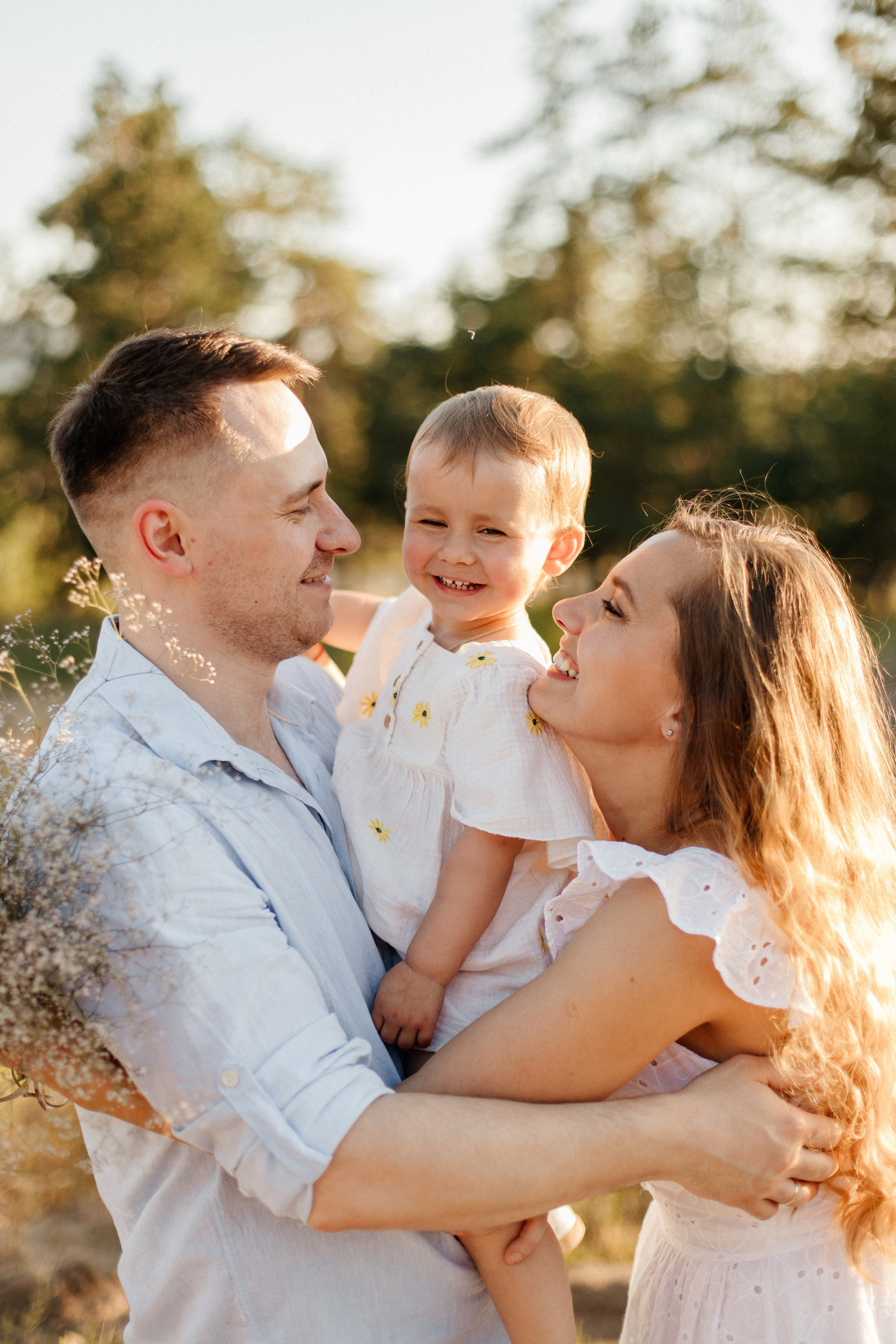 счастливая семья обнимается на природе семейная фотосессия в окрестностях Самары