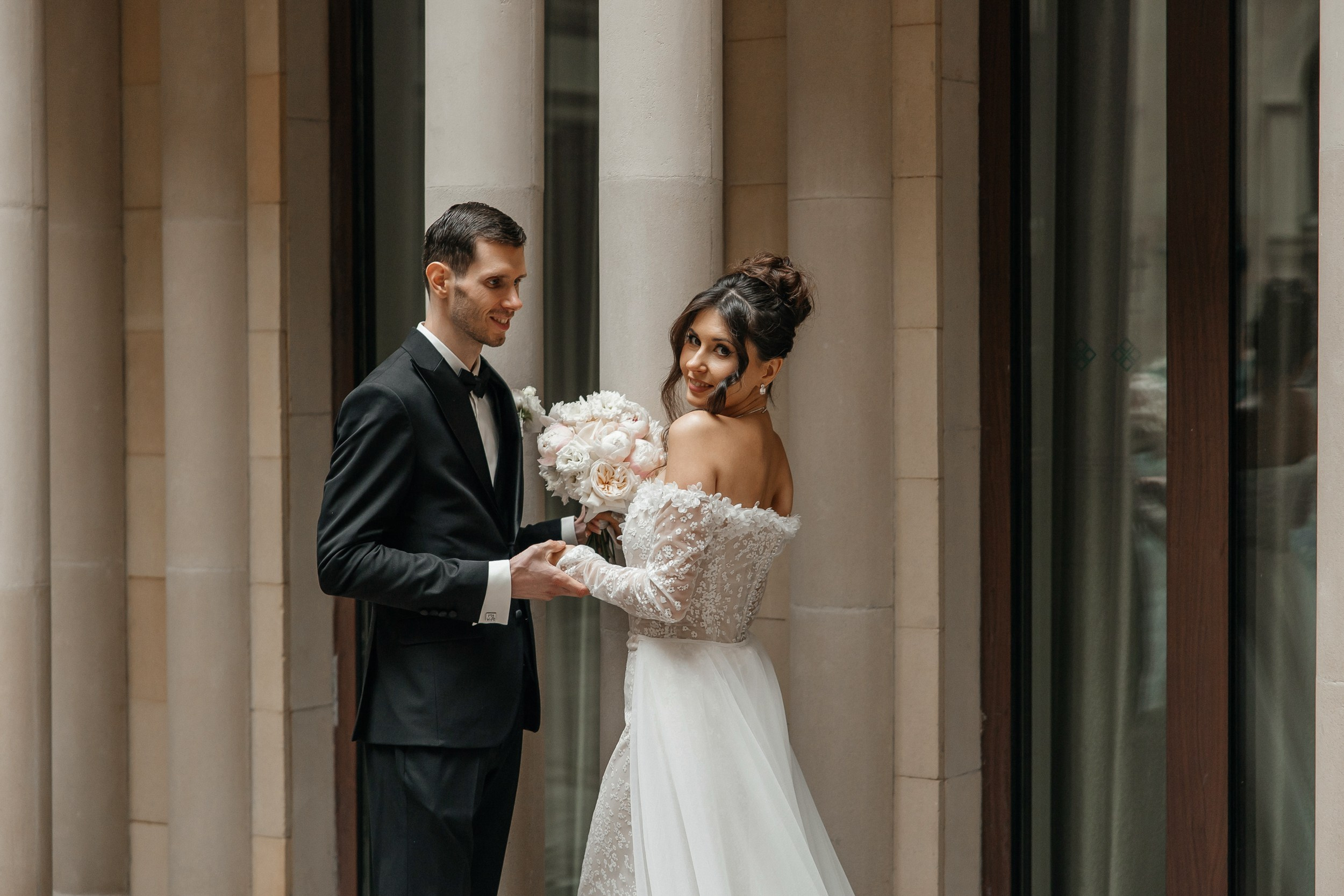 свадебная фотосессия во внутреннем дворике отеля Сент Риджес Никольская Москва