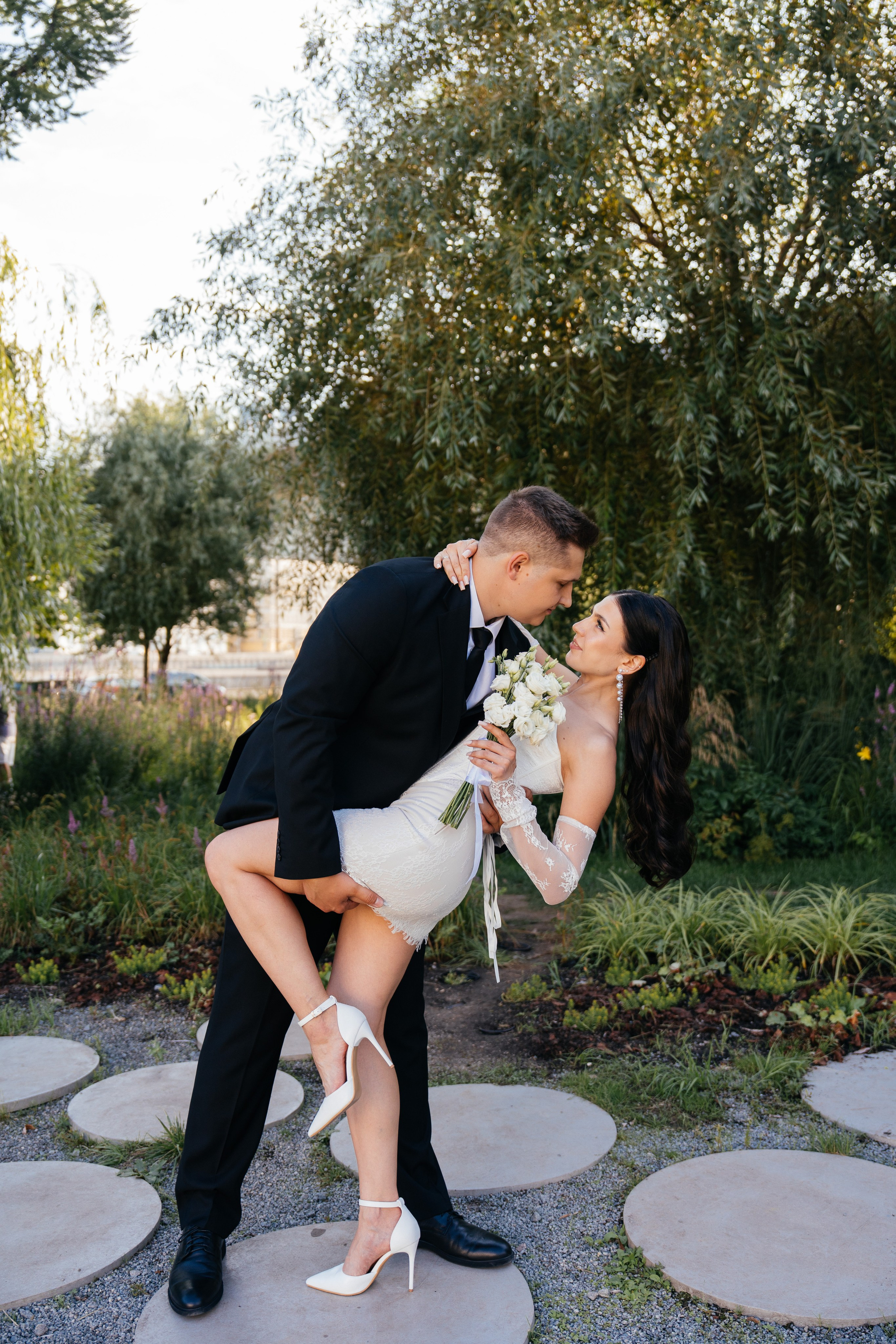 Свадебная фотосессия в Москве у высотки на Котельнической набережной. Свадебный фотограф в Москве Анна Полушина