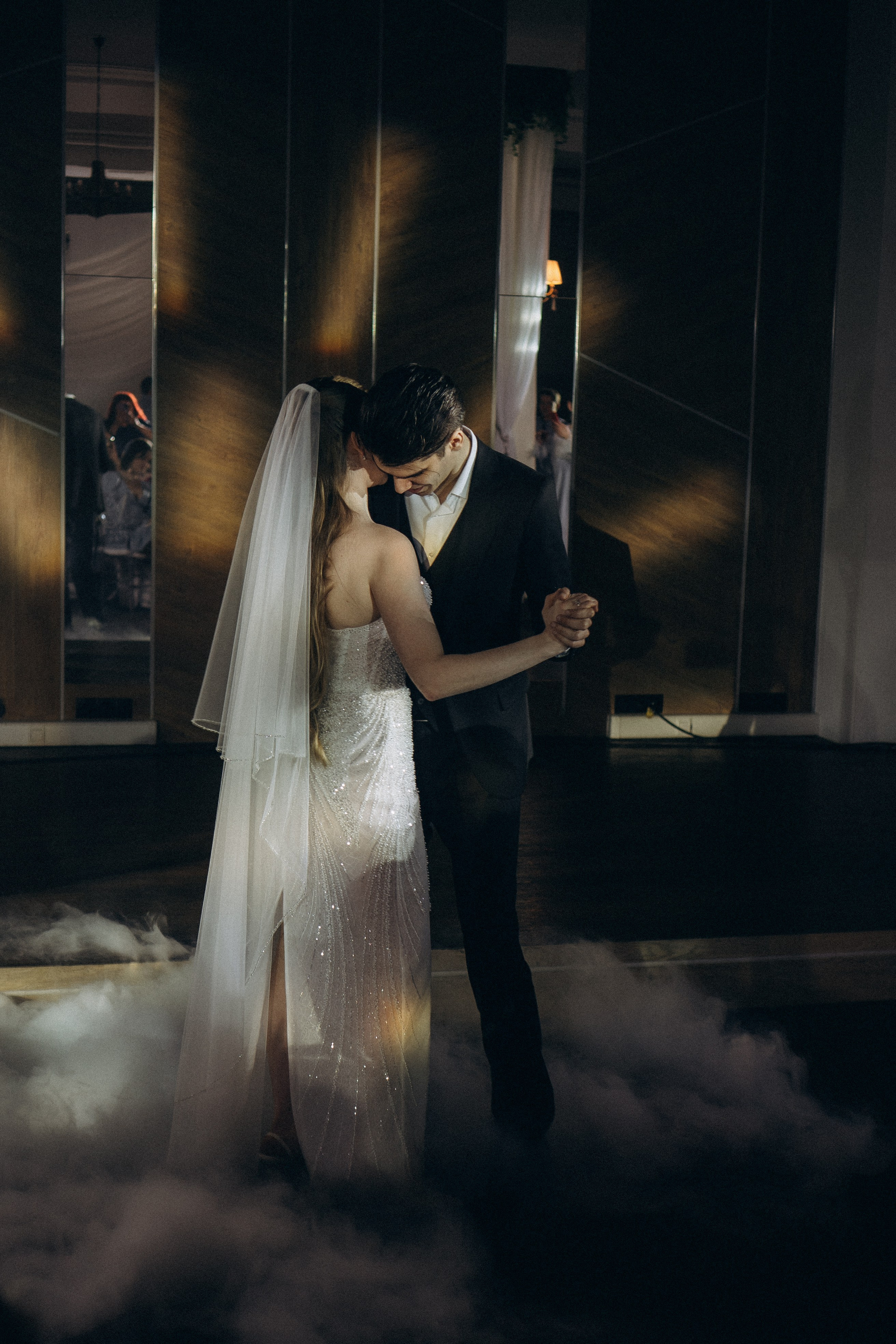 ПЕРВЫЙ ТАНЕЦ МОЛОДЫХ НА БАНКЕТЕ. ТРОГАТЕЛЬНЫЙ МОМЕНТ (СНЯТО В СИБИРЕ В НИЖНЕВАРТОВСКЕ). Профессиональный фотограф, Санкт-Петербург — Виктория Богомолова