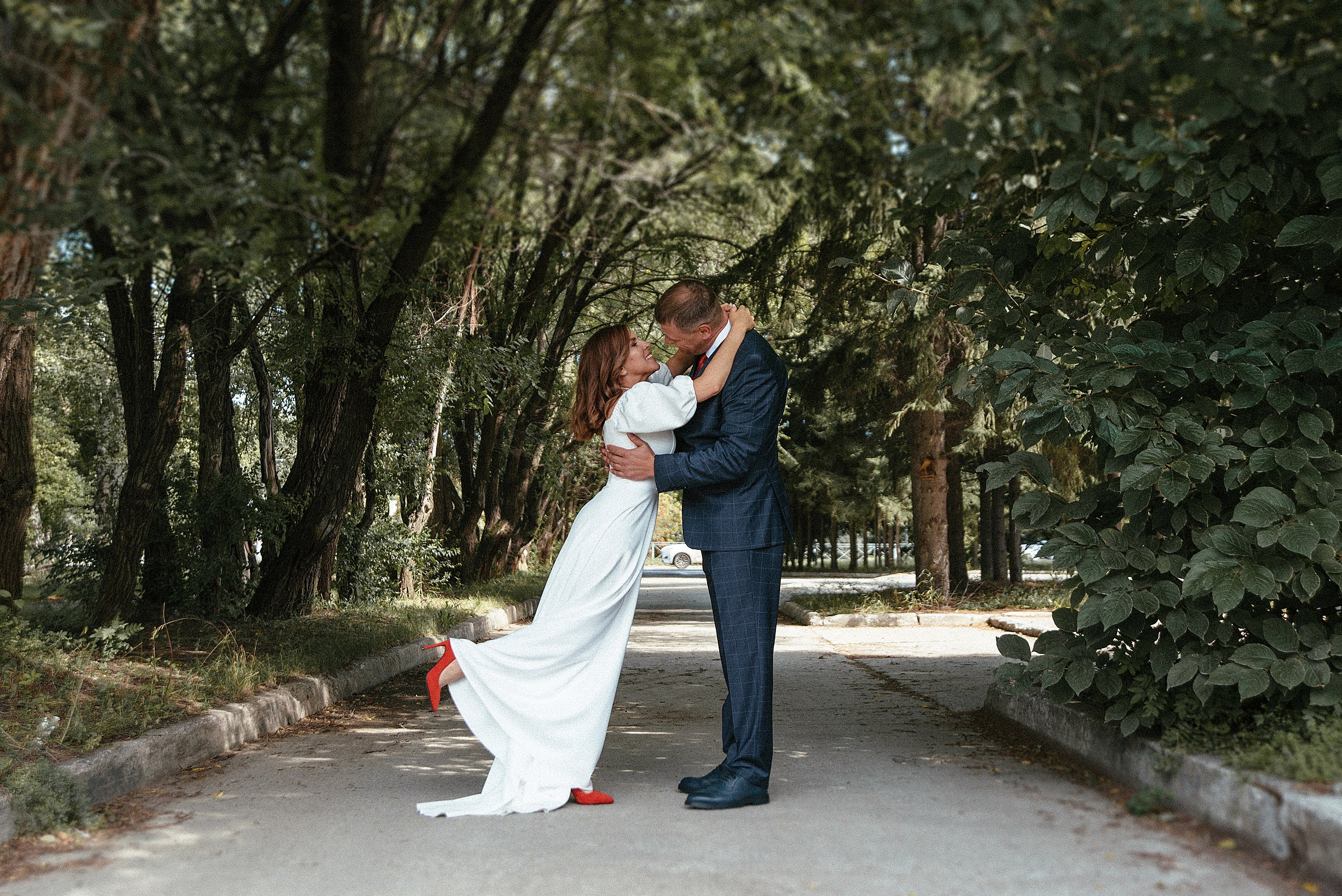 Уличная свадебная фотосессия в Краснообске. Свадебный  Фотограф Дарья Едапина Новосибирск. Фотограф Дарья Едапина Новосибирск